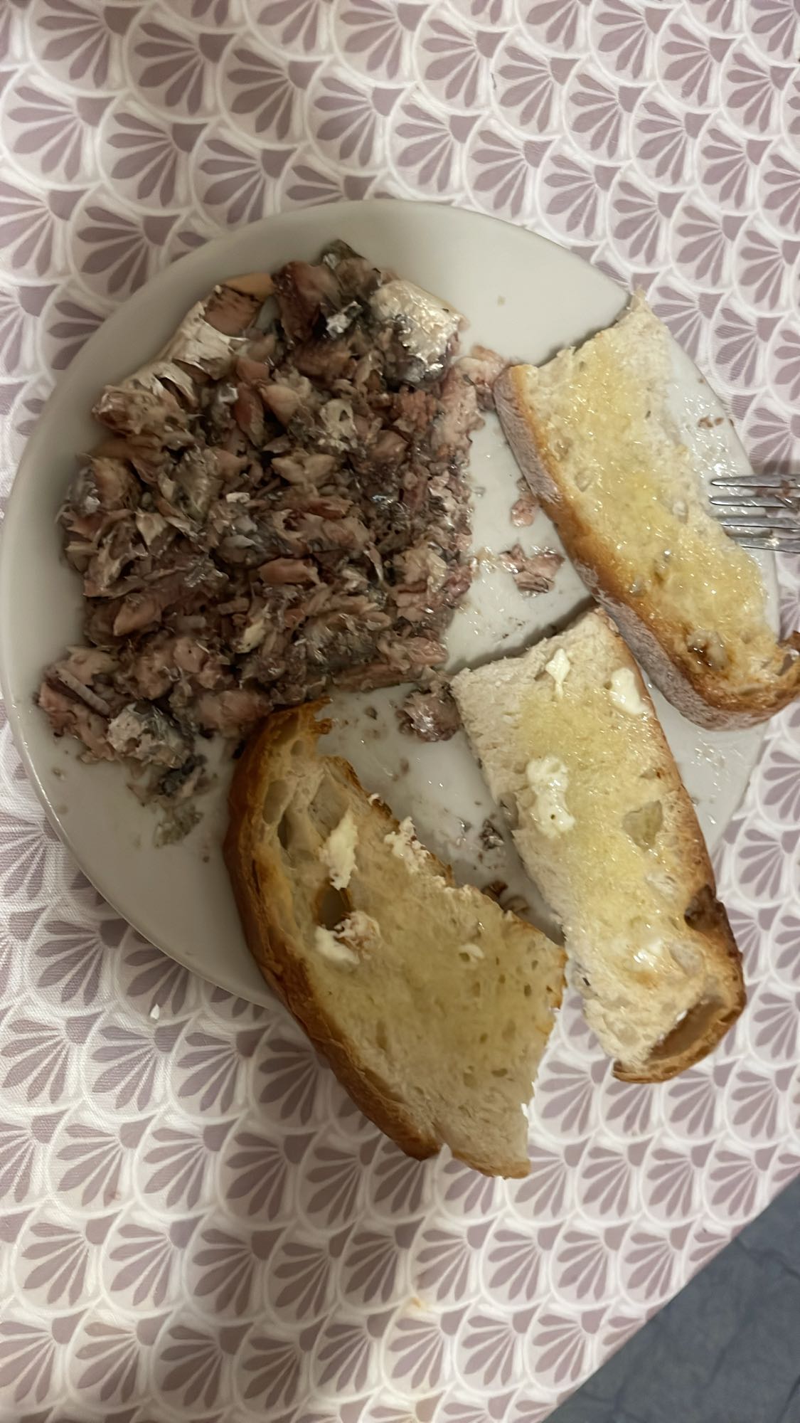 Pâine cu sardine și unt