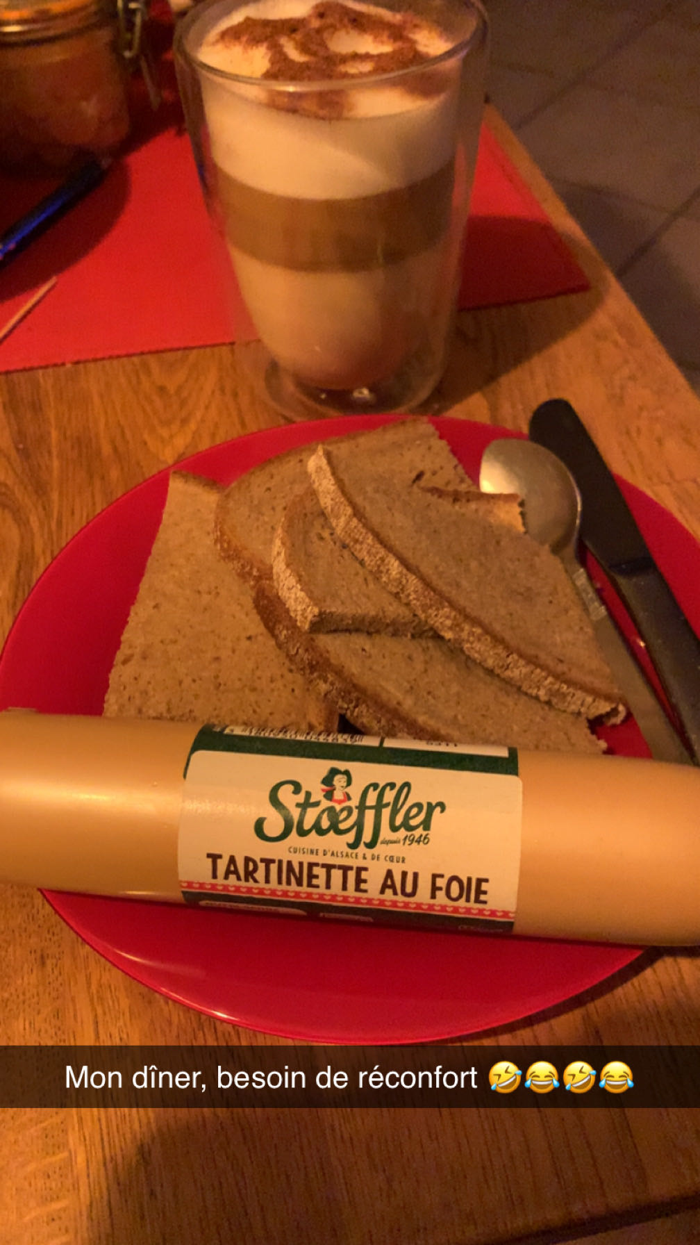 Pain, tartinette au foie, latte macchiato