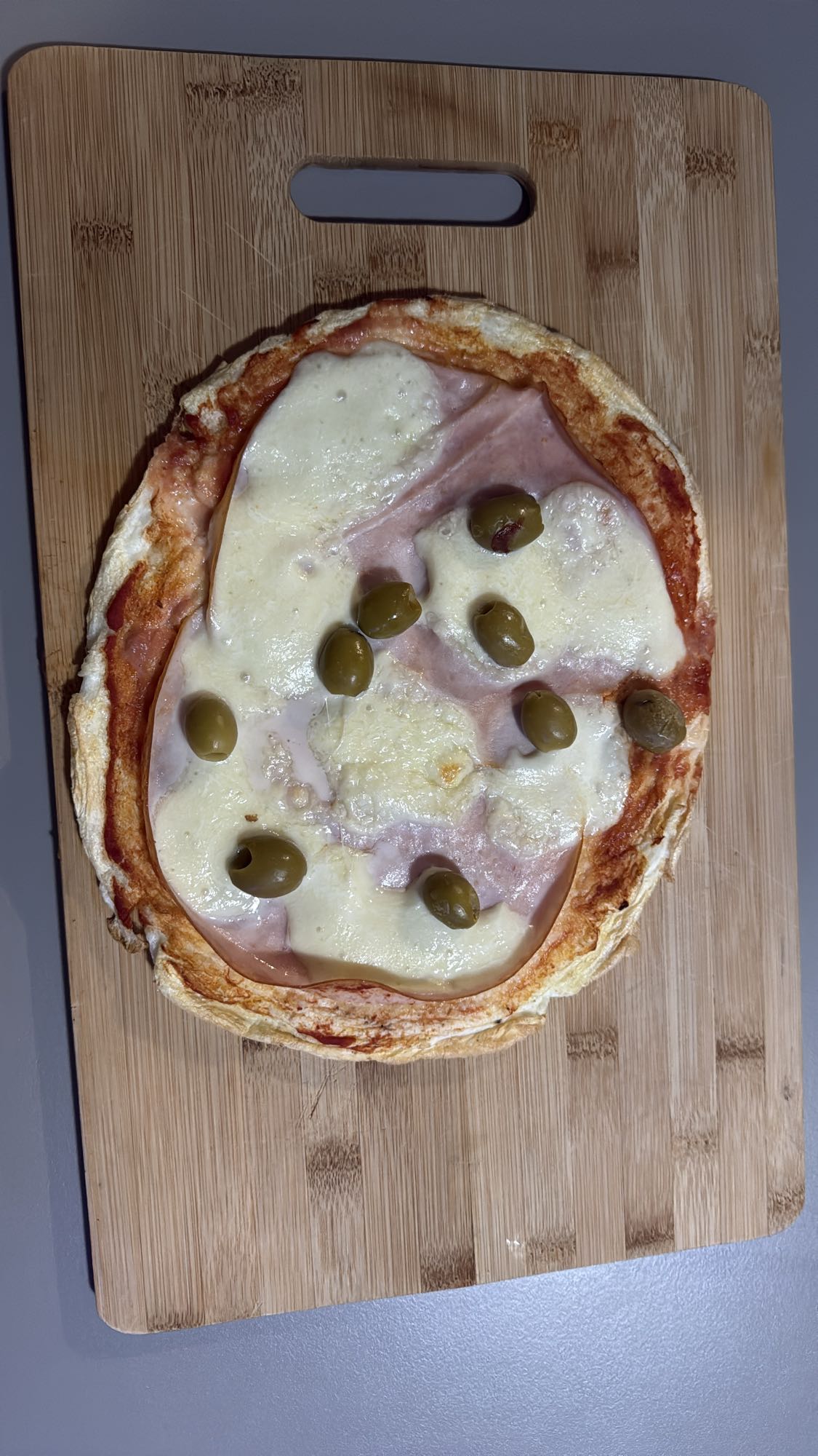 Pizza cu șuncă și măsline