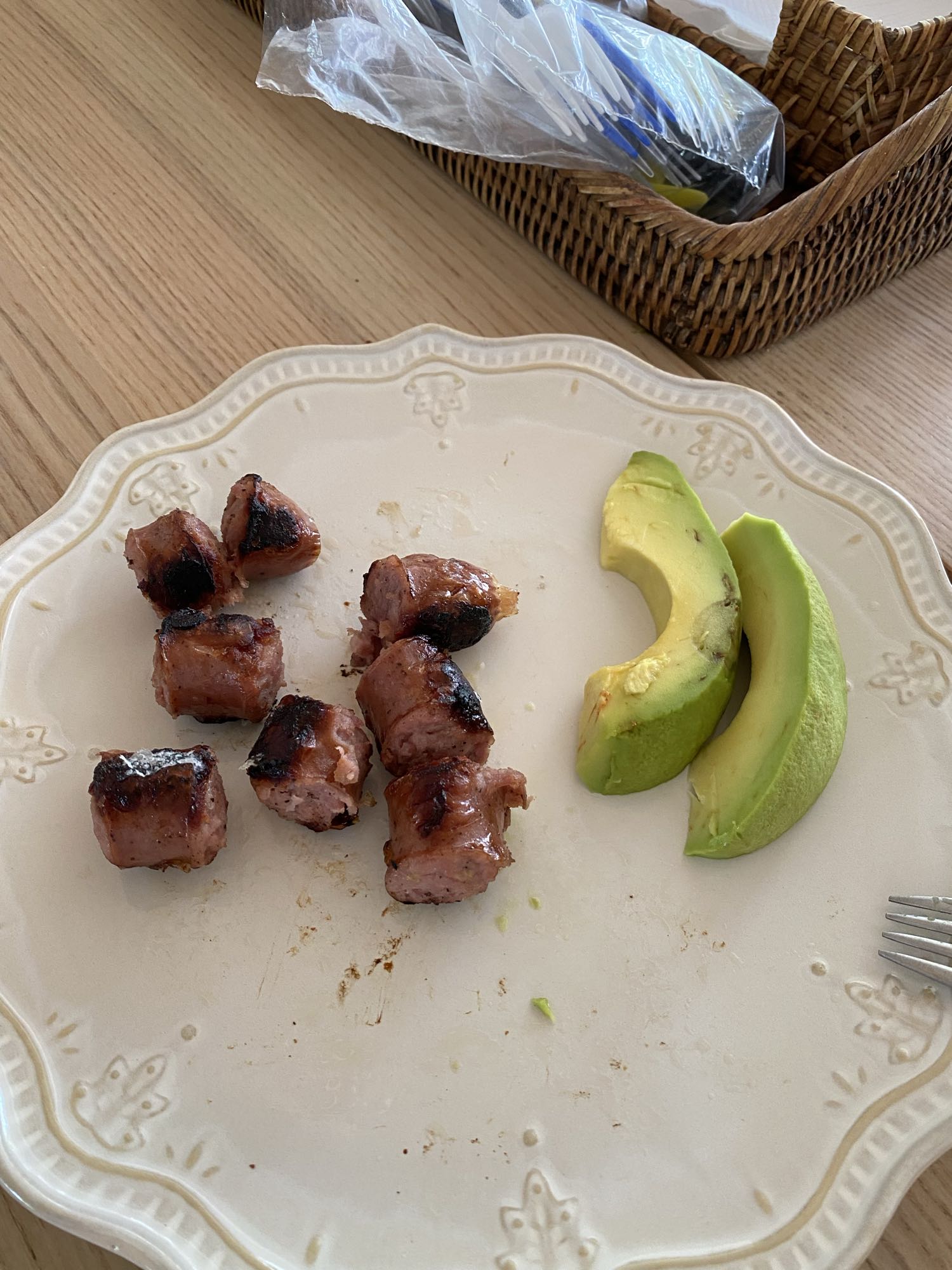 Salchicha con aguacate