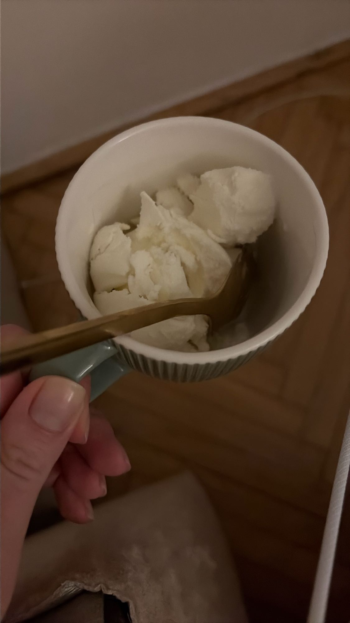 ванильное мороженое в чашке