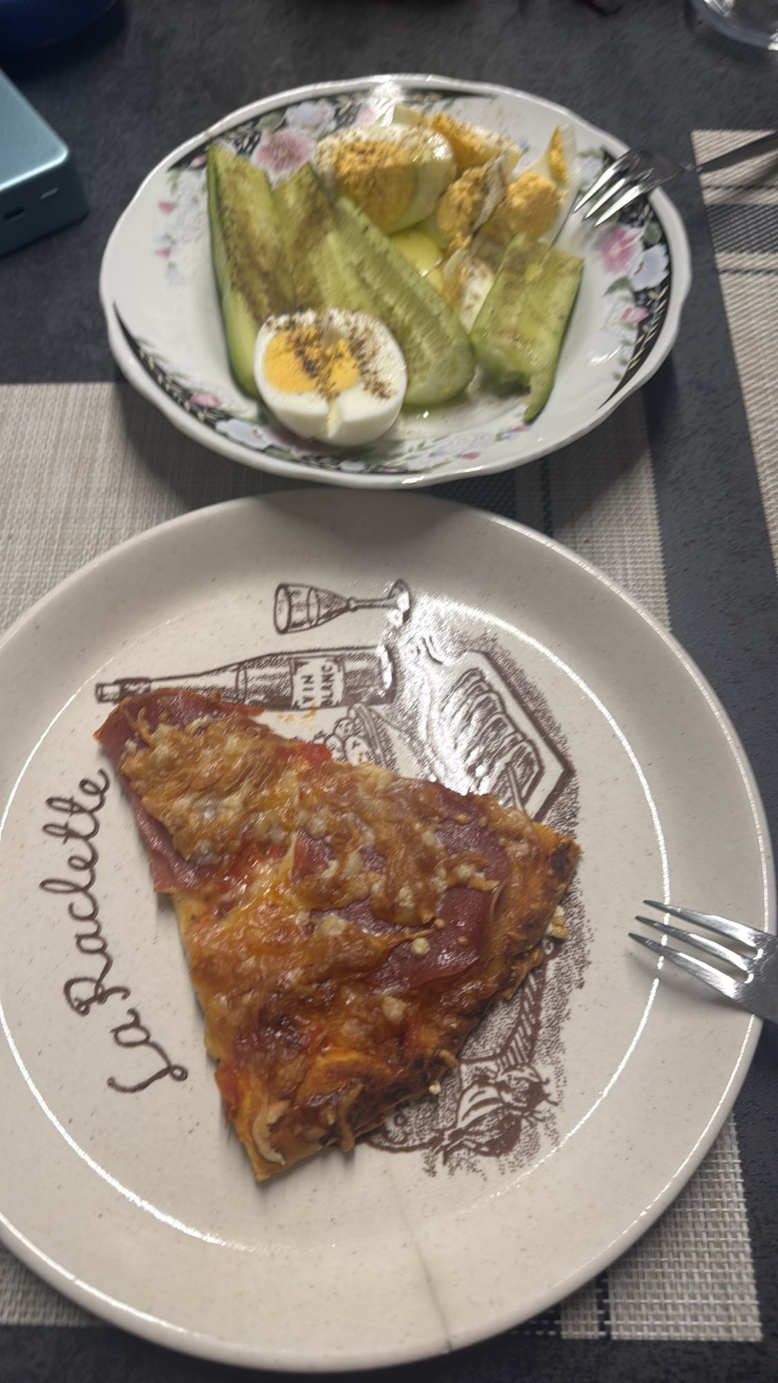 Pizza y ensalada