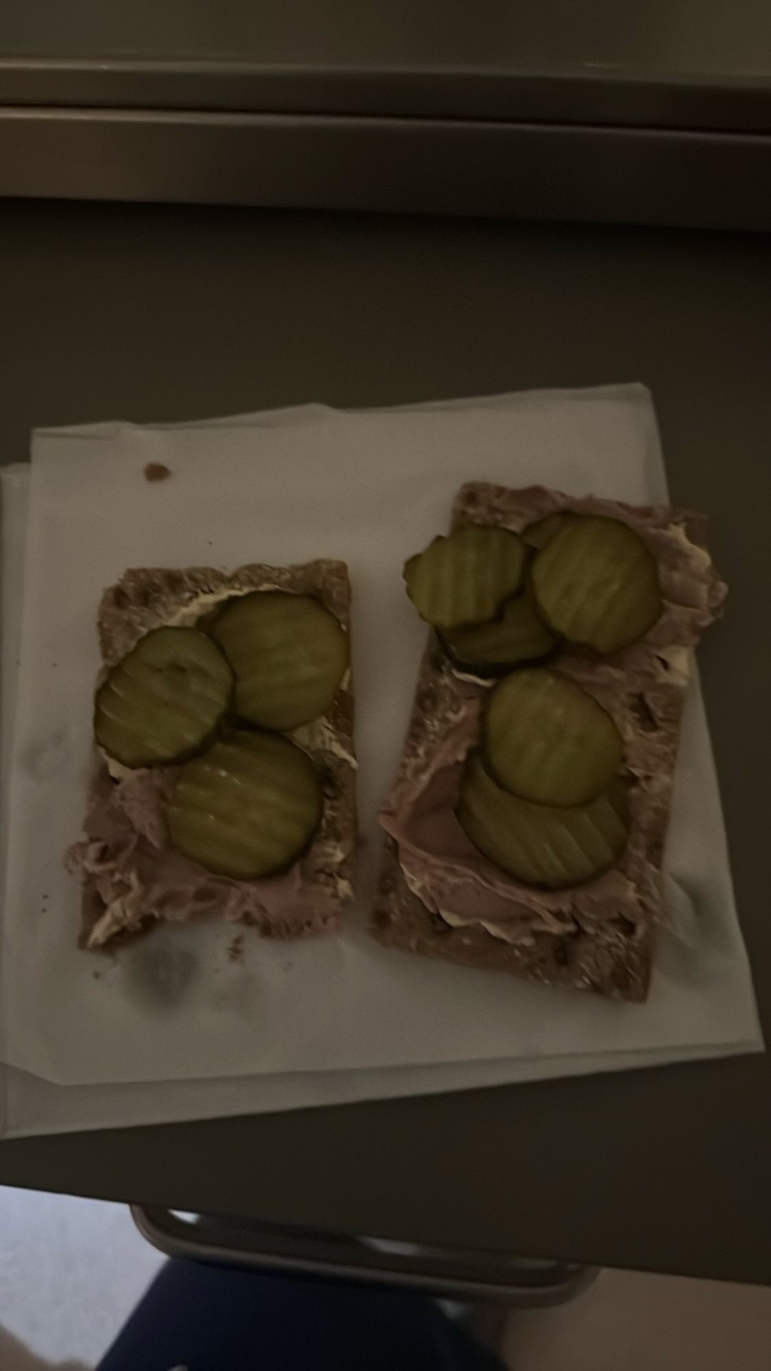 Knäckebröd med leverpastej och gurka