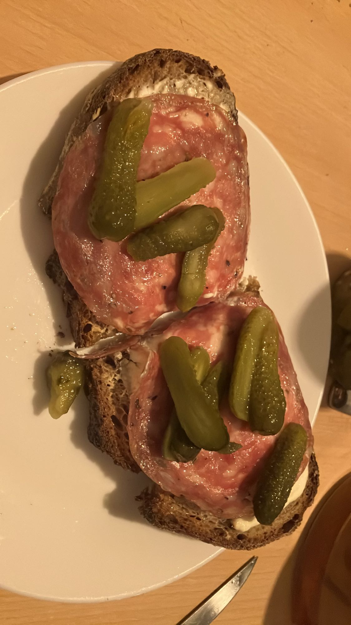 Pão com salame e picles
