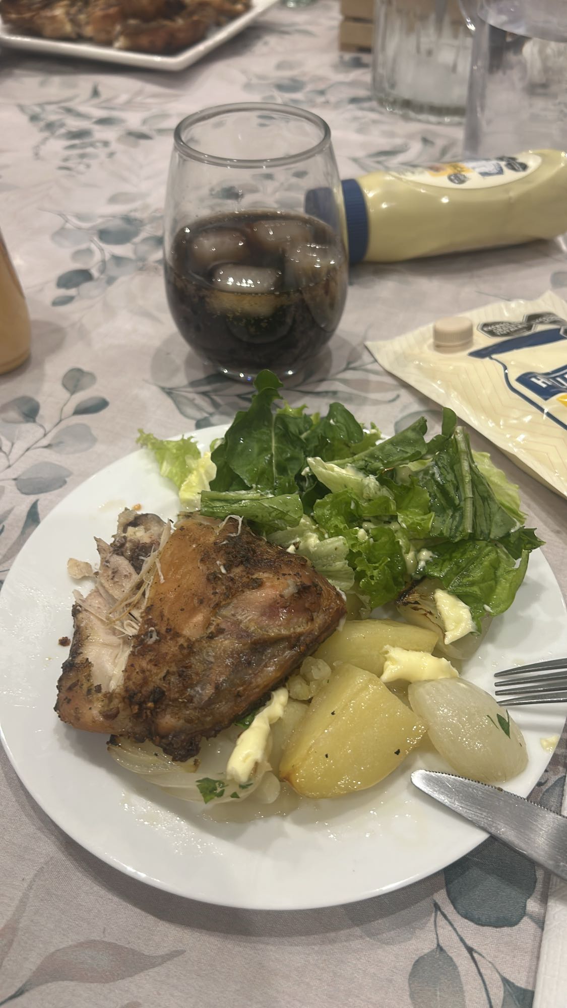 Pollo con papas y ensalada