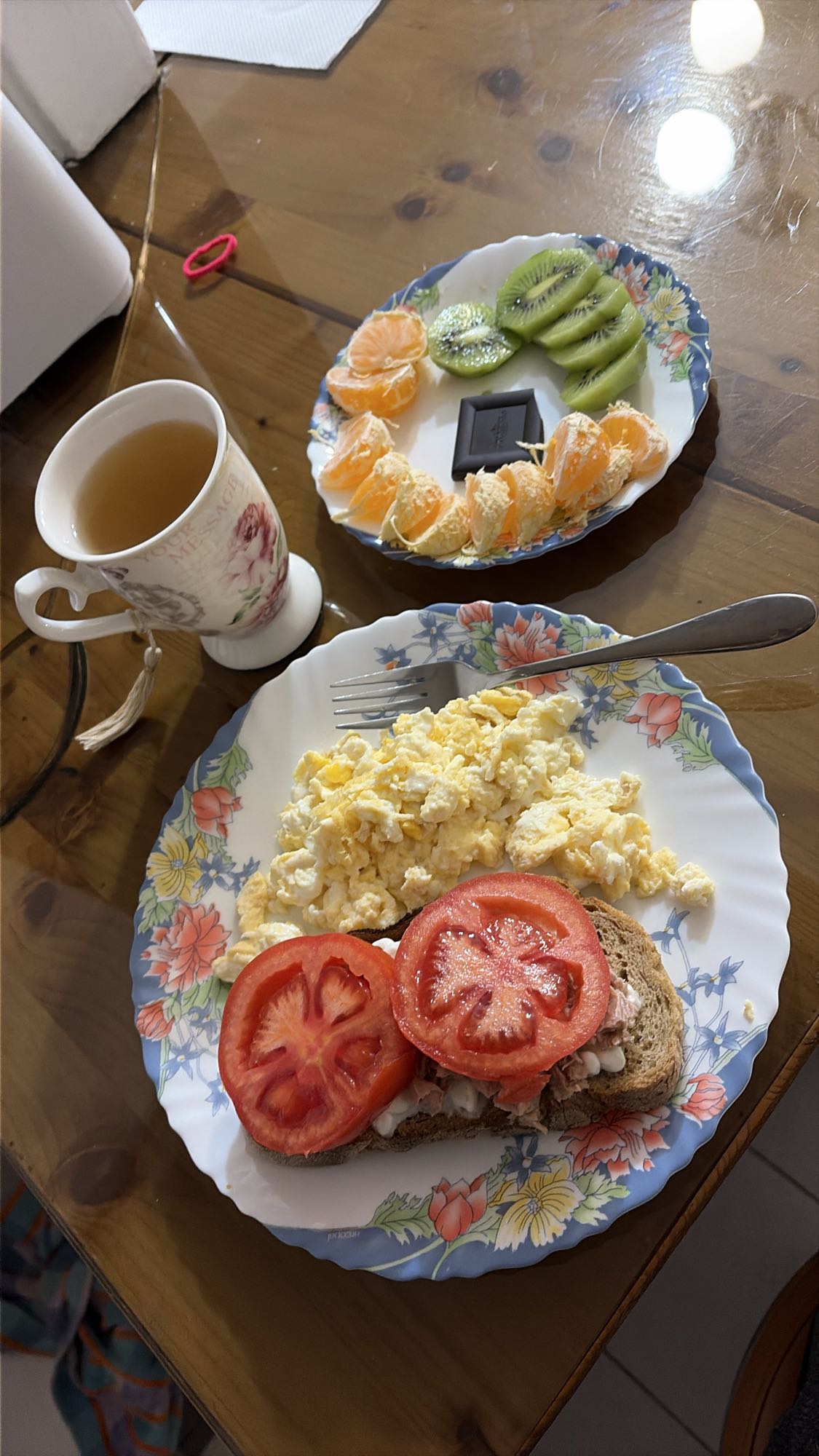 Mic dejun cu ouă și fructe