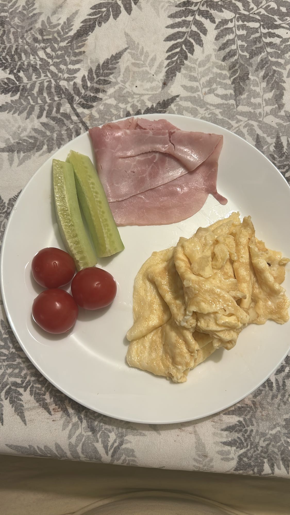 Mic dejun cu ouă și șuncă