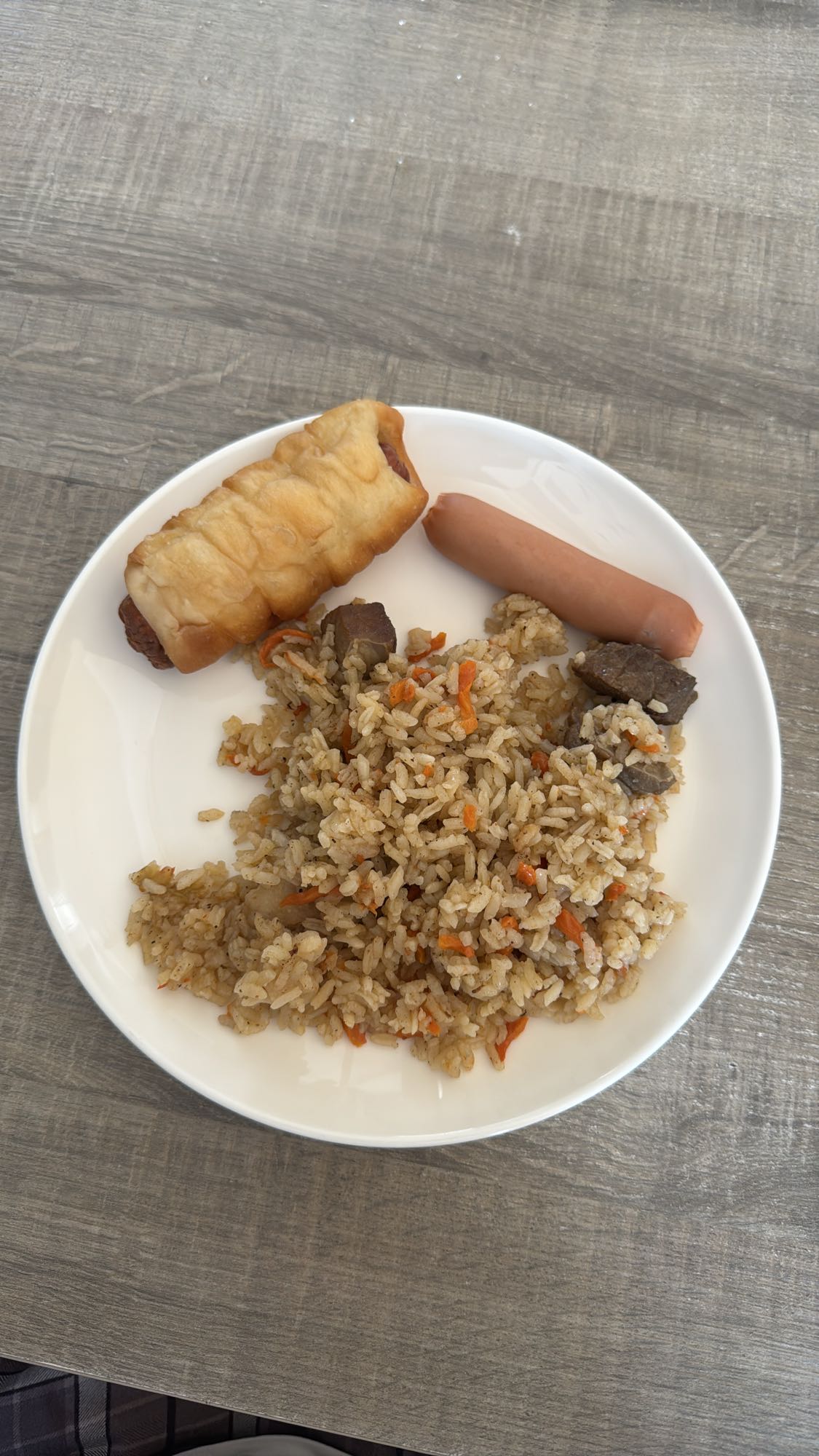 плов с сосиской и пирожком