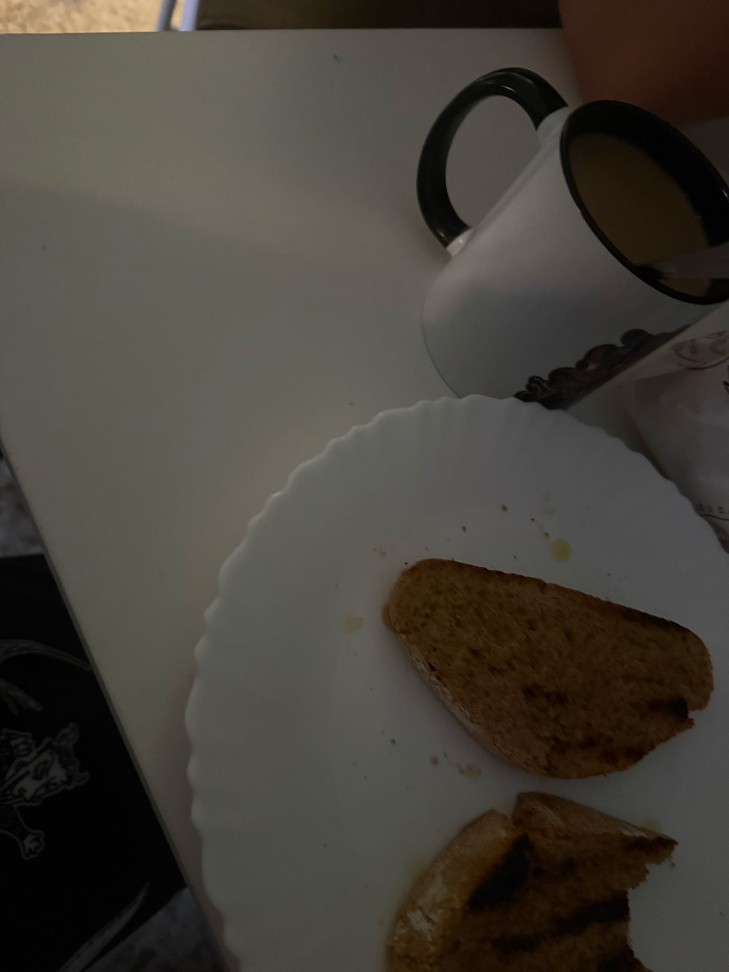 Pan tostado y café con aceite de oliva