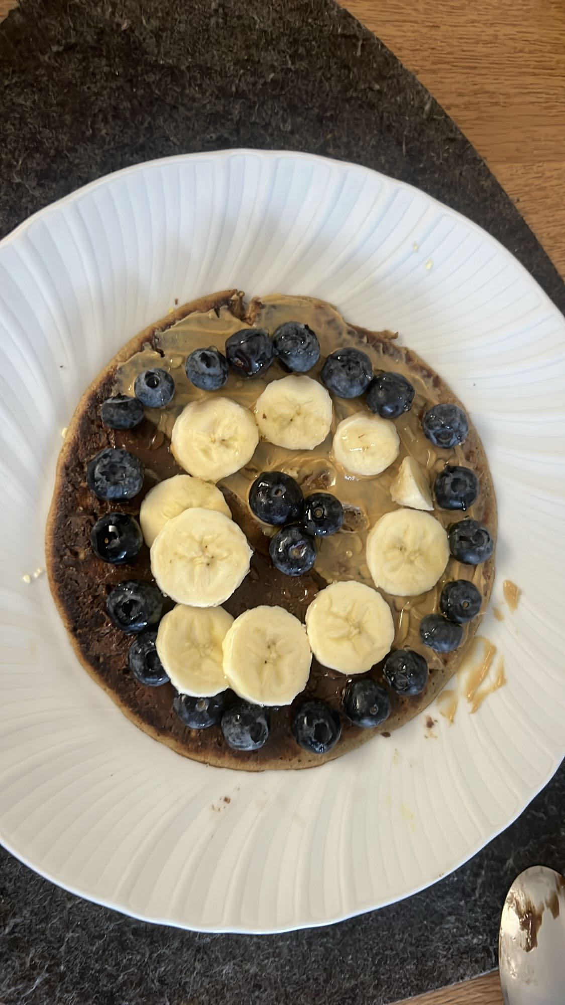 Bananlı yaban mersinli pankek