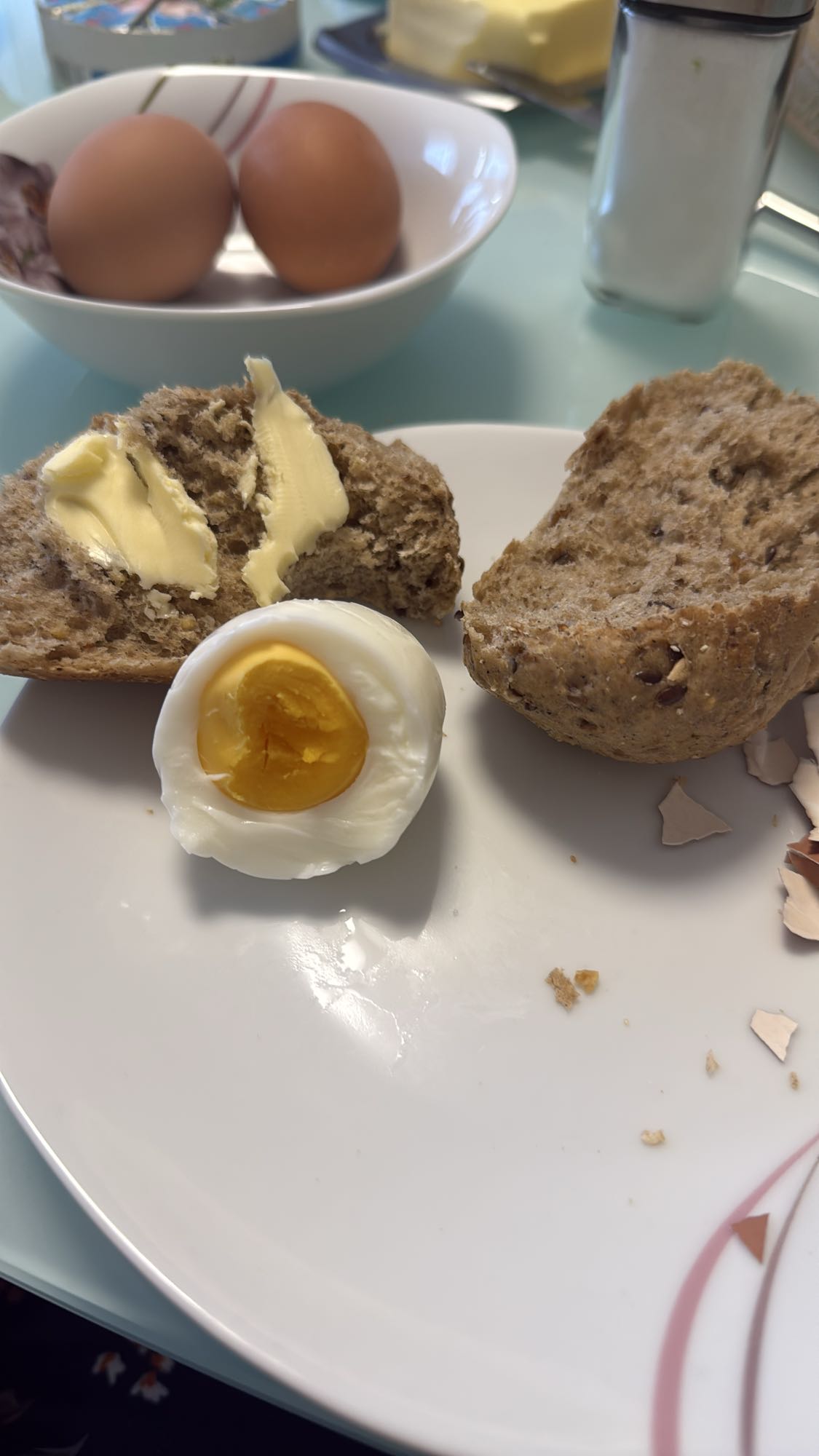 Gekochtes Ei und Vollkornbrötchen