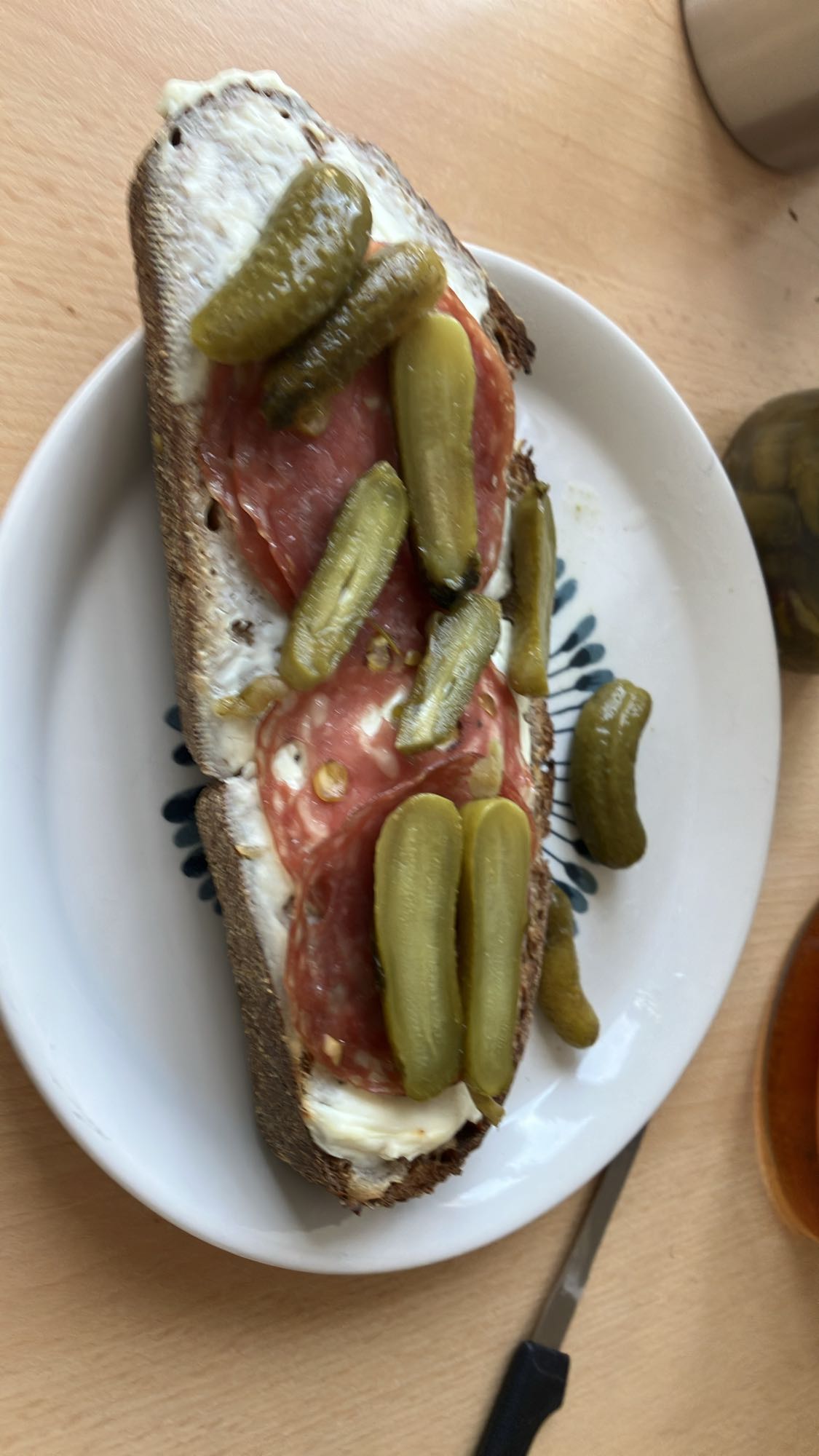 Pão com salame e cream cheese