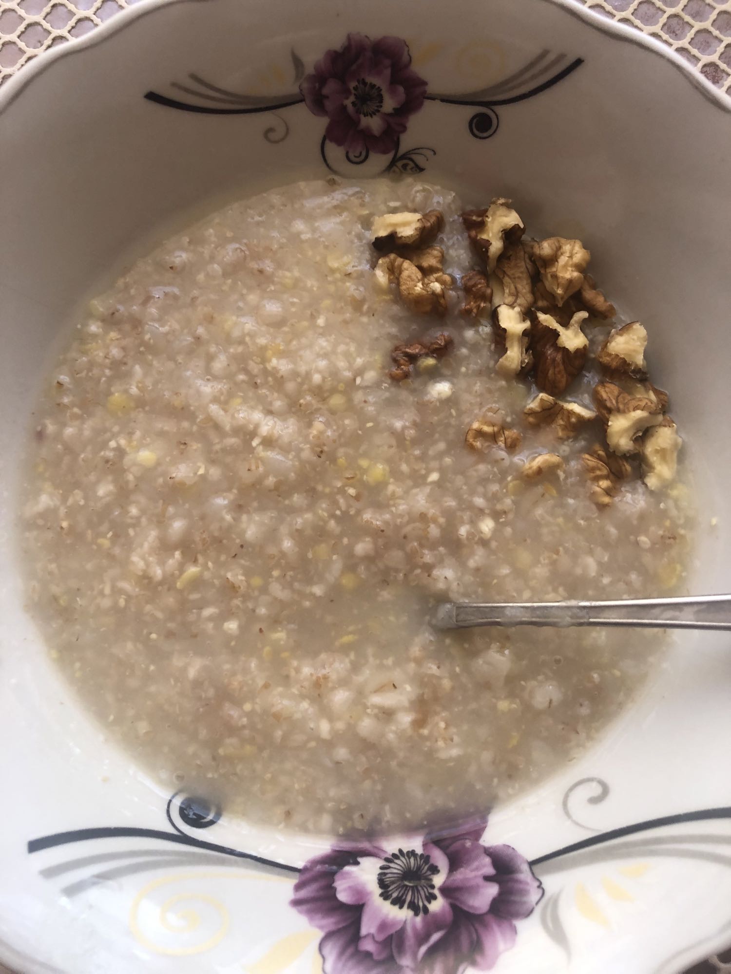 Oatmeal with walnuts