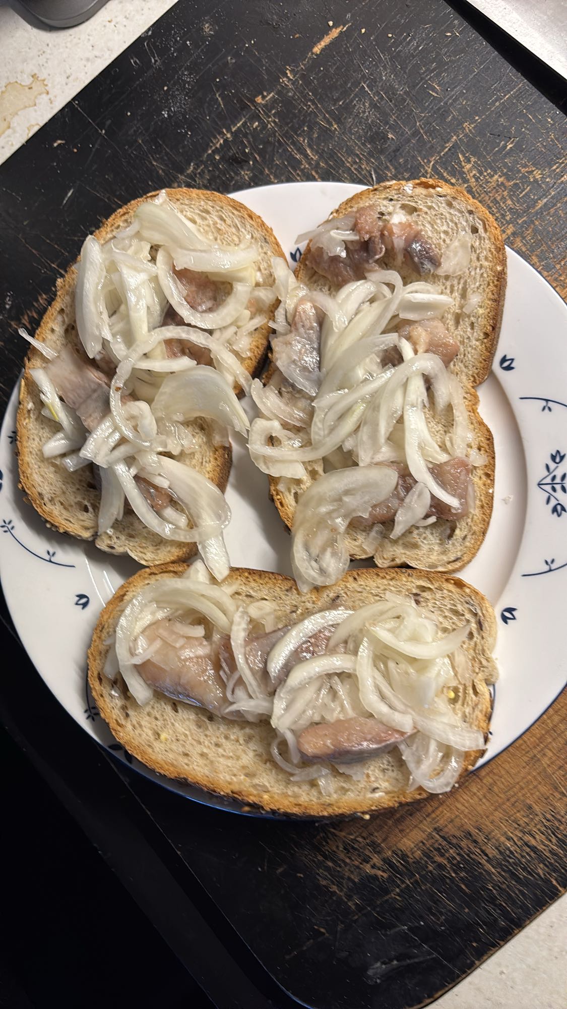 Sildesmørbrød med løk
