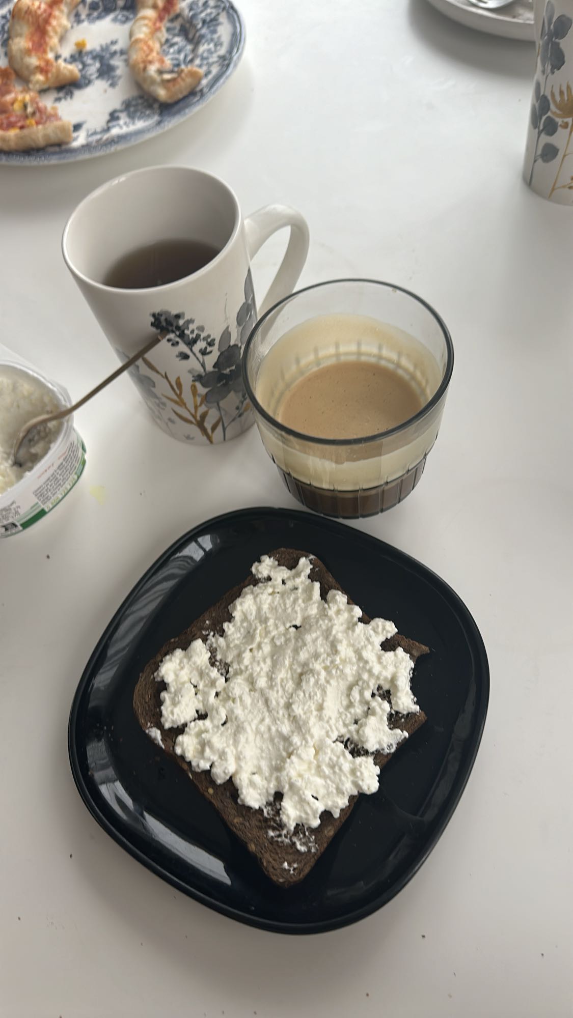 Mic dejun cu brânză și cafea