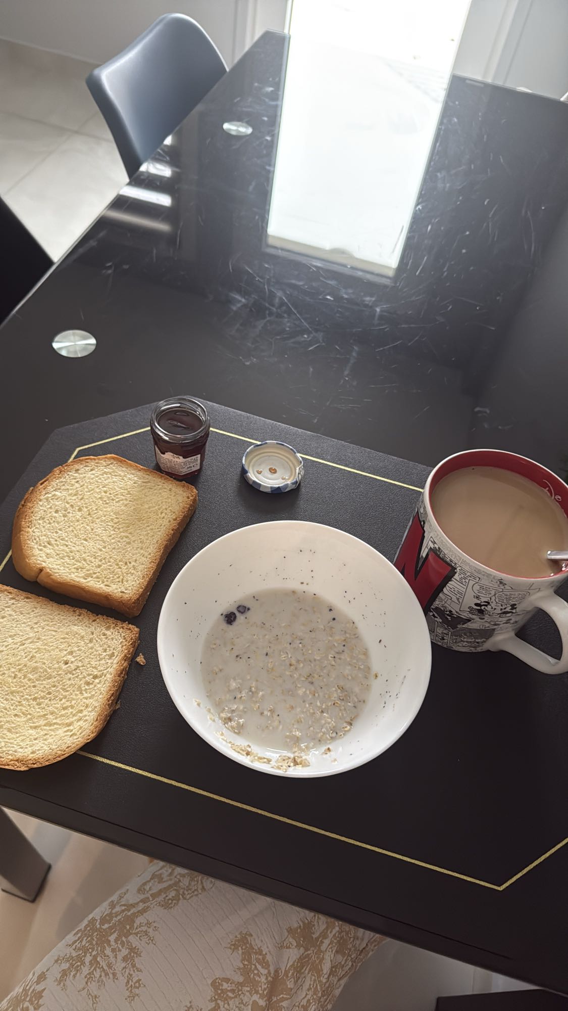 Petit-déjeuner tartines et flocons