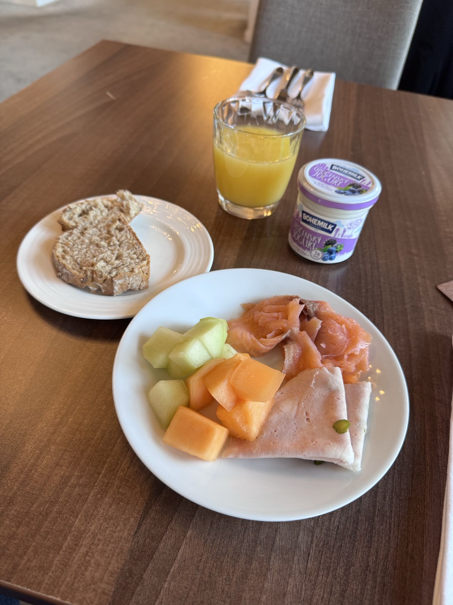 Snídaně s ovocem a šunkou