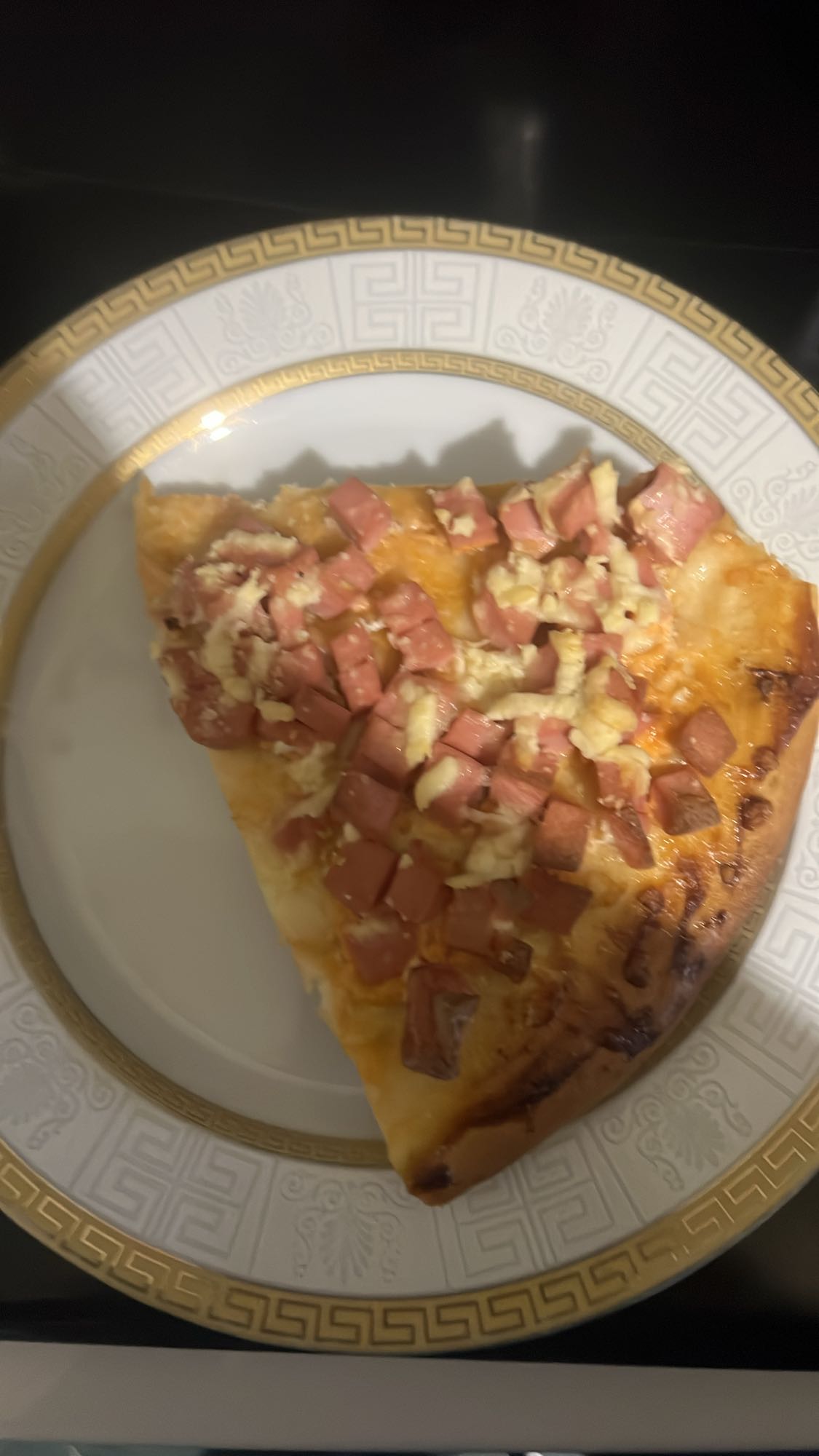 Кусок пиццы с колбасой