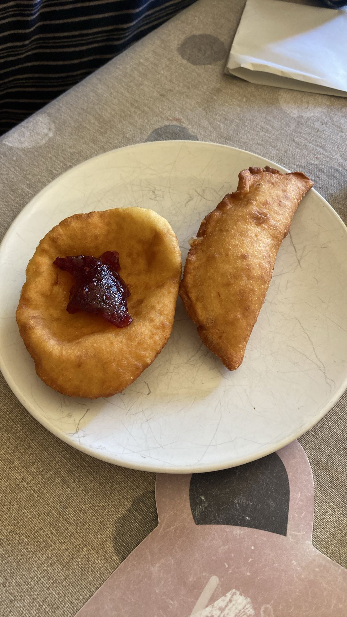 Empanada de harina con queso mozzarella y mermelada
