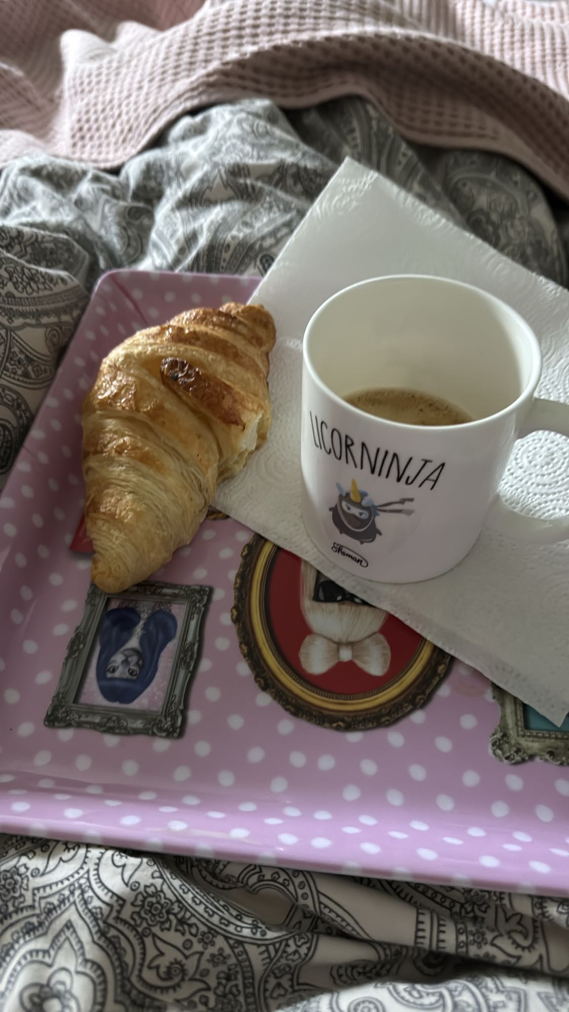 Petit-déjeuner croissant café