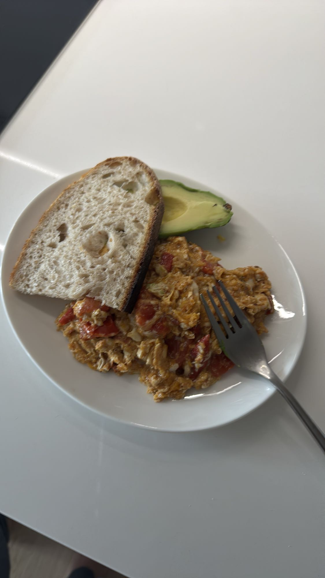 Jajecznica z awokado i chlebem