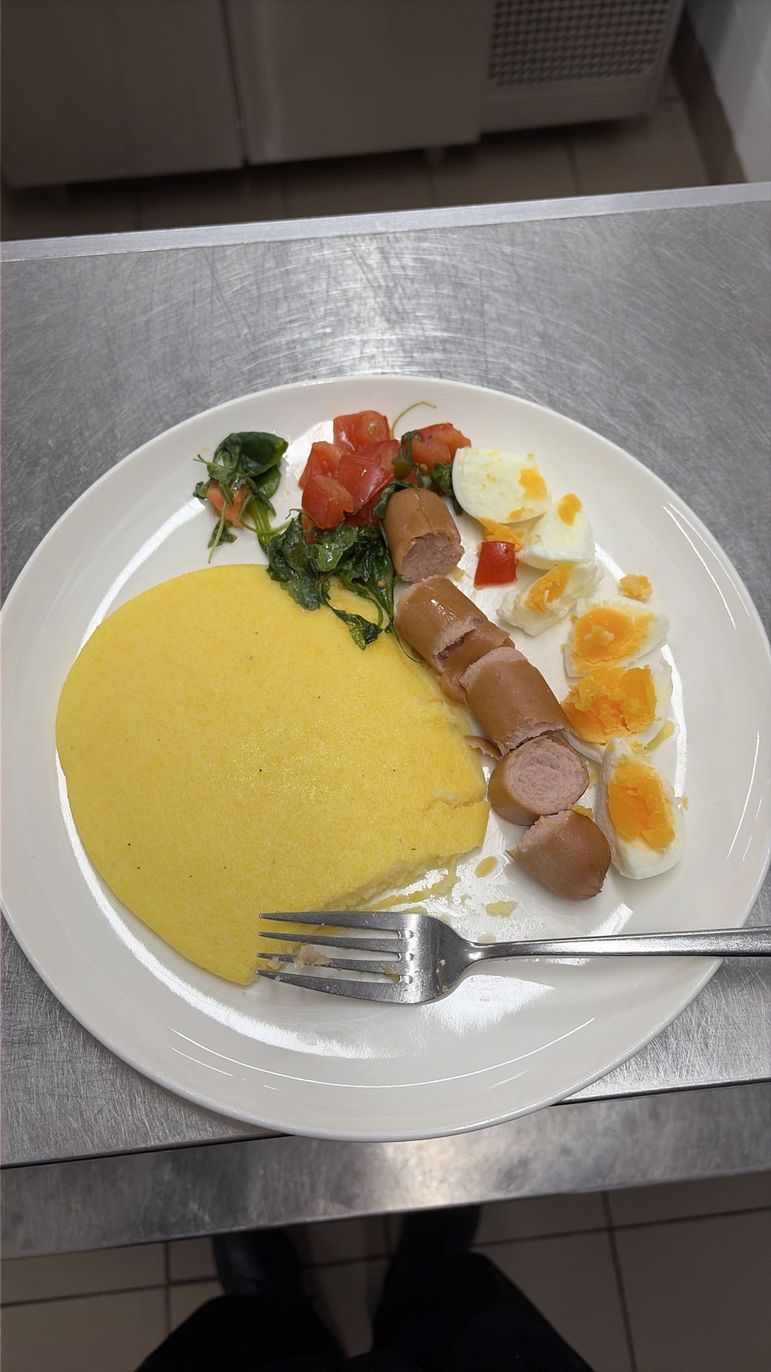 Полента с яйцом и сосиской