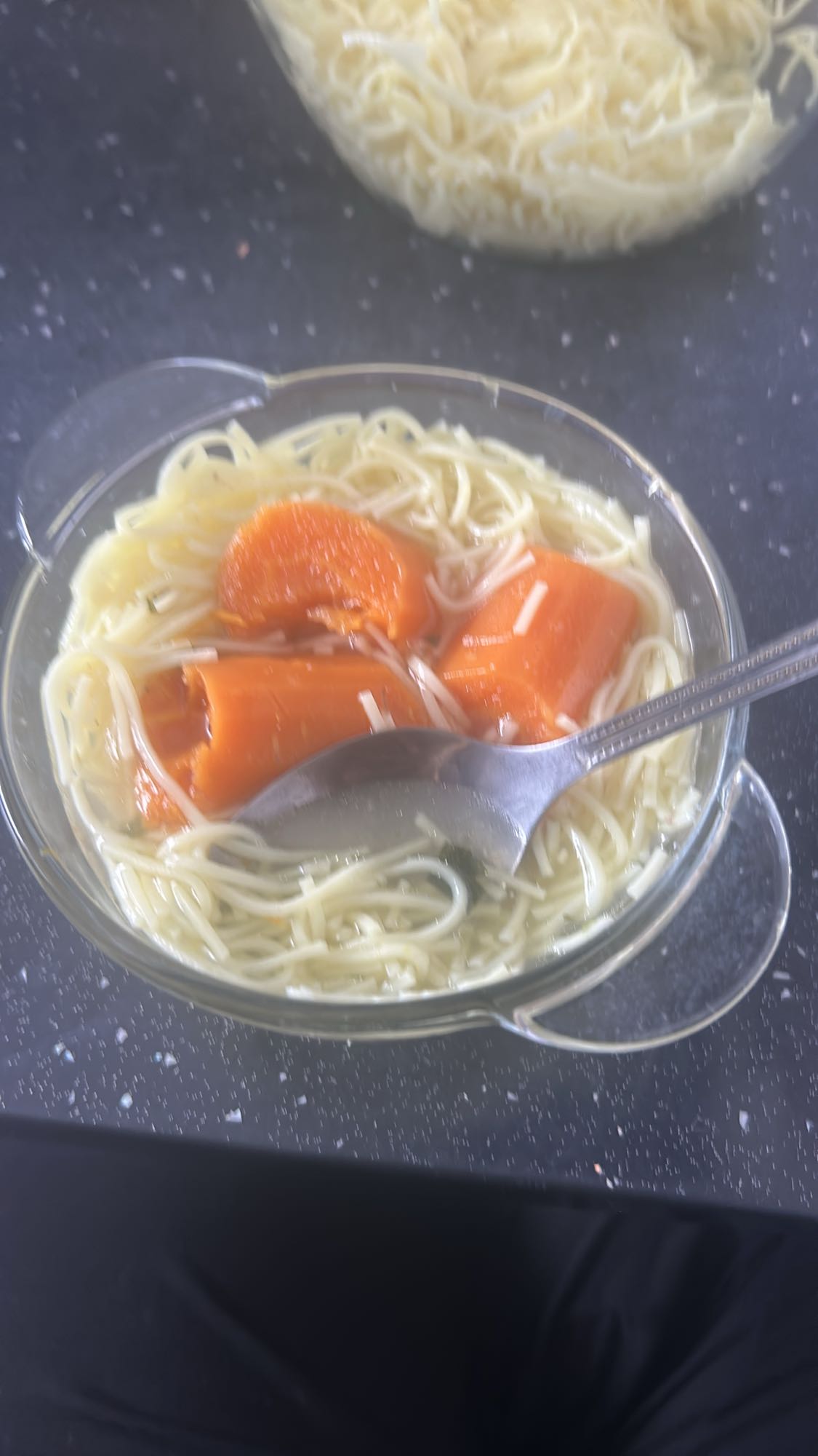 Rosół z makaronem i marchewką