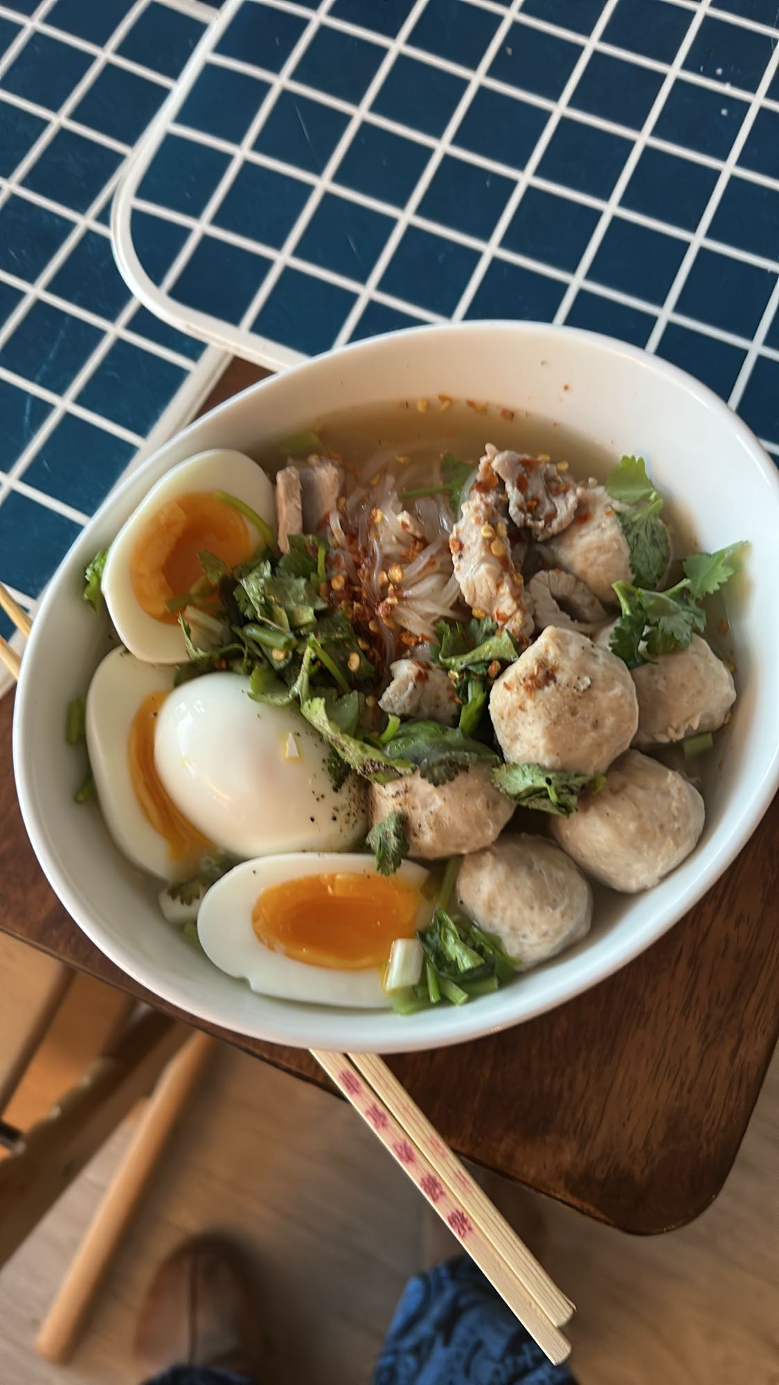 Nudelsuppe med kjøttboller og egg