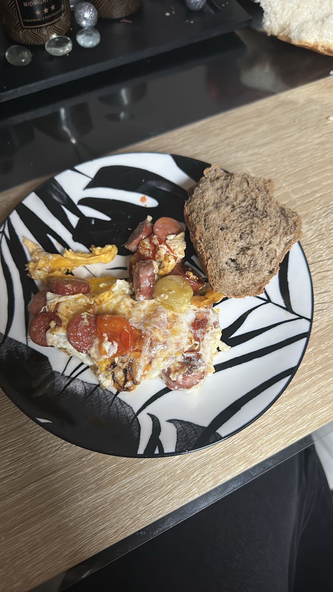 Omletă cu cârnați și pâine