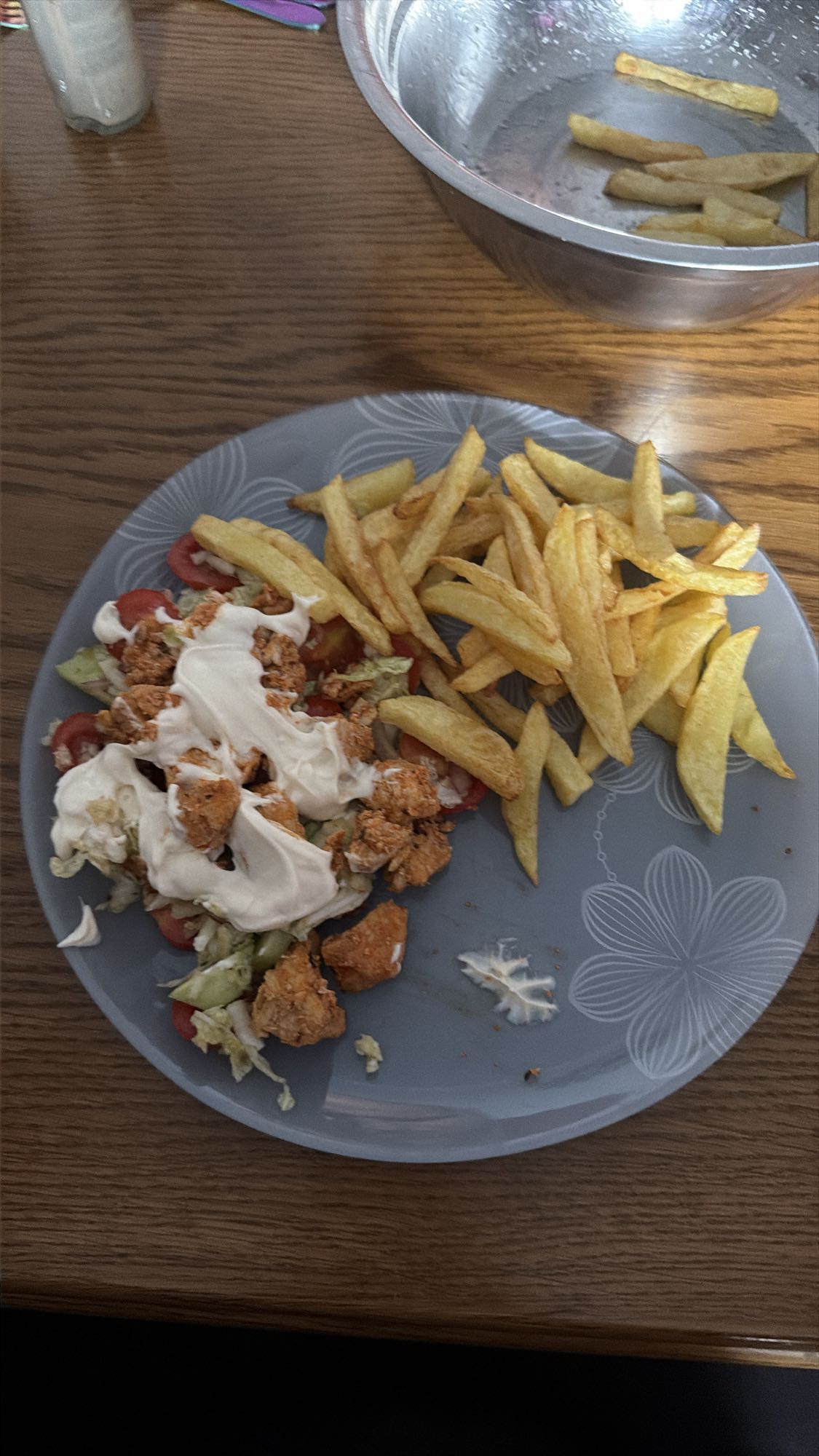 Frytki z kurczakiem i sosem