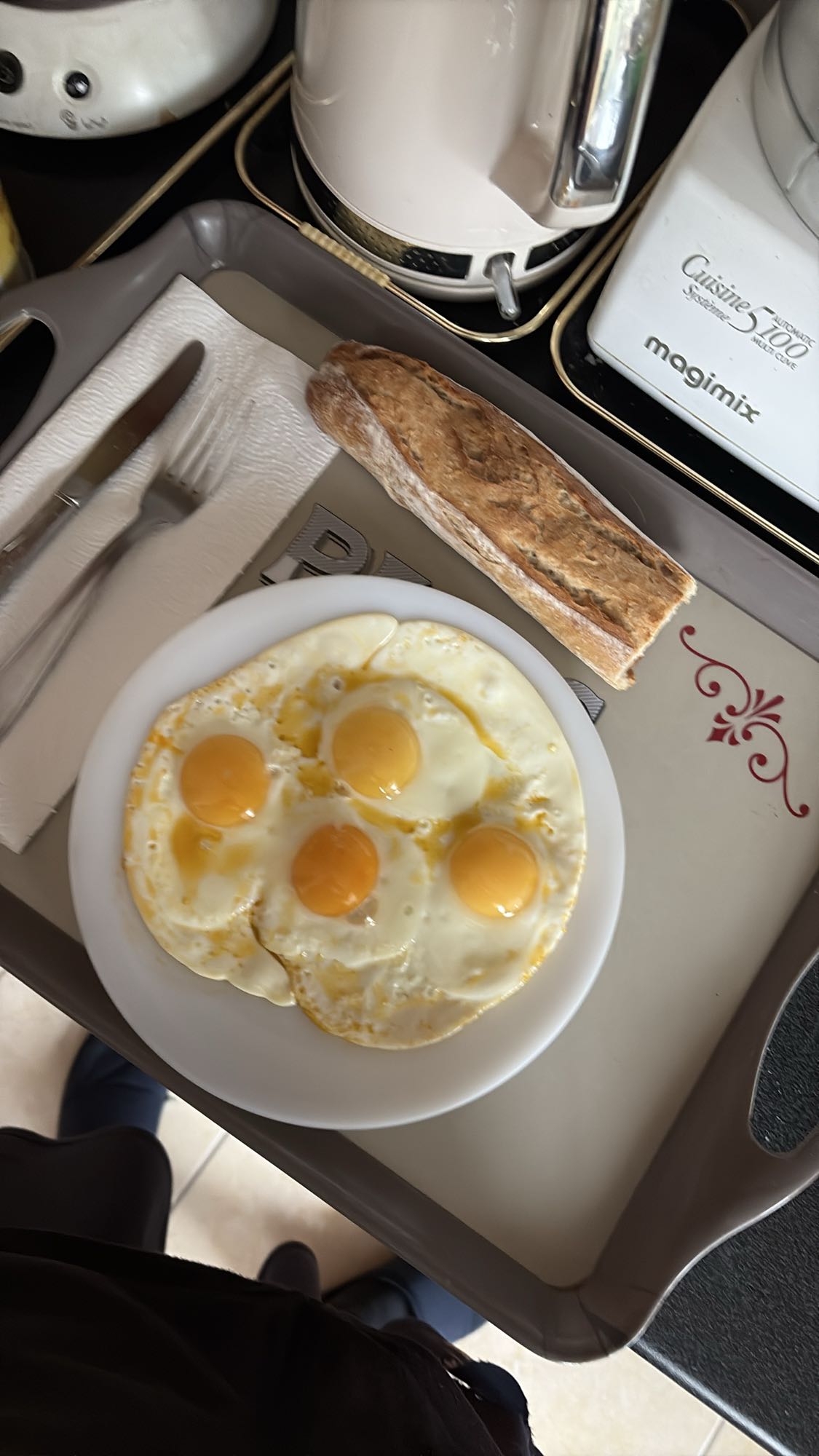 Oeufs au plat et baguette