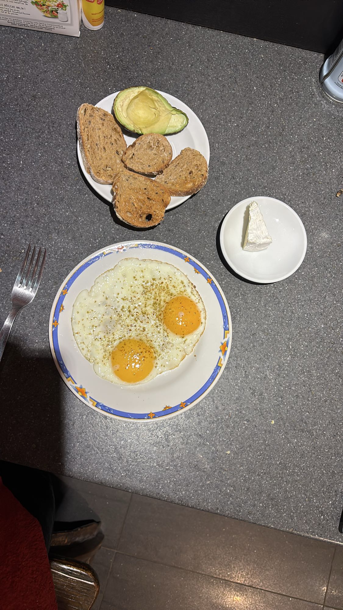 Petit-déjeuner œufs avocat