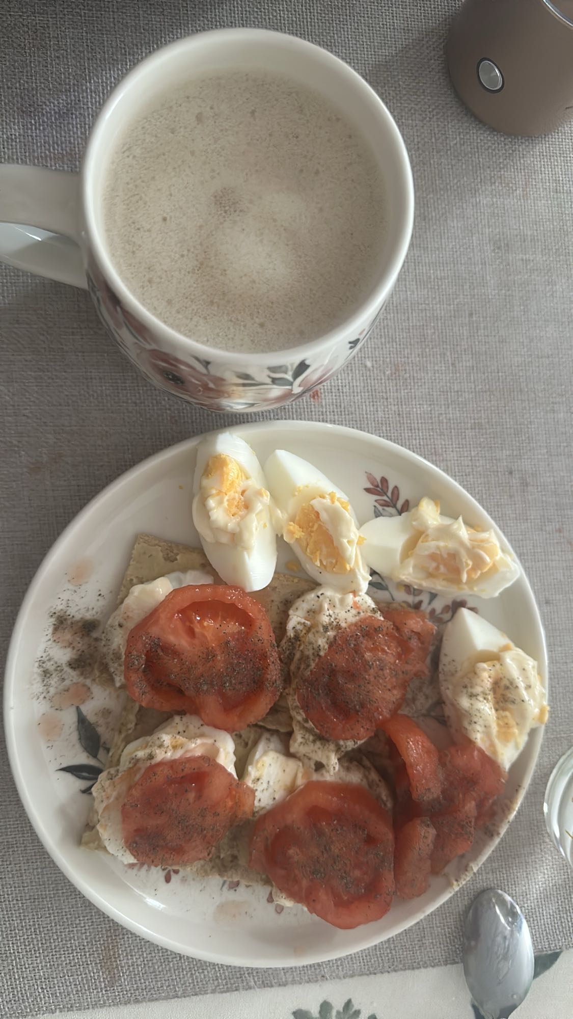 Jajka z pomidorem i kawą