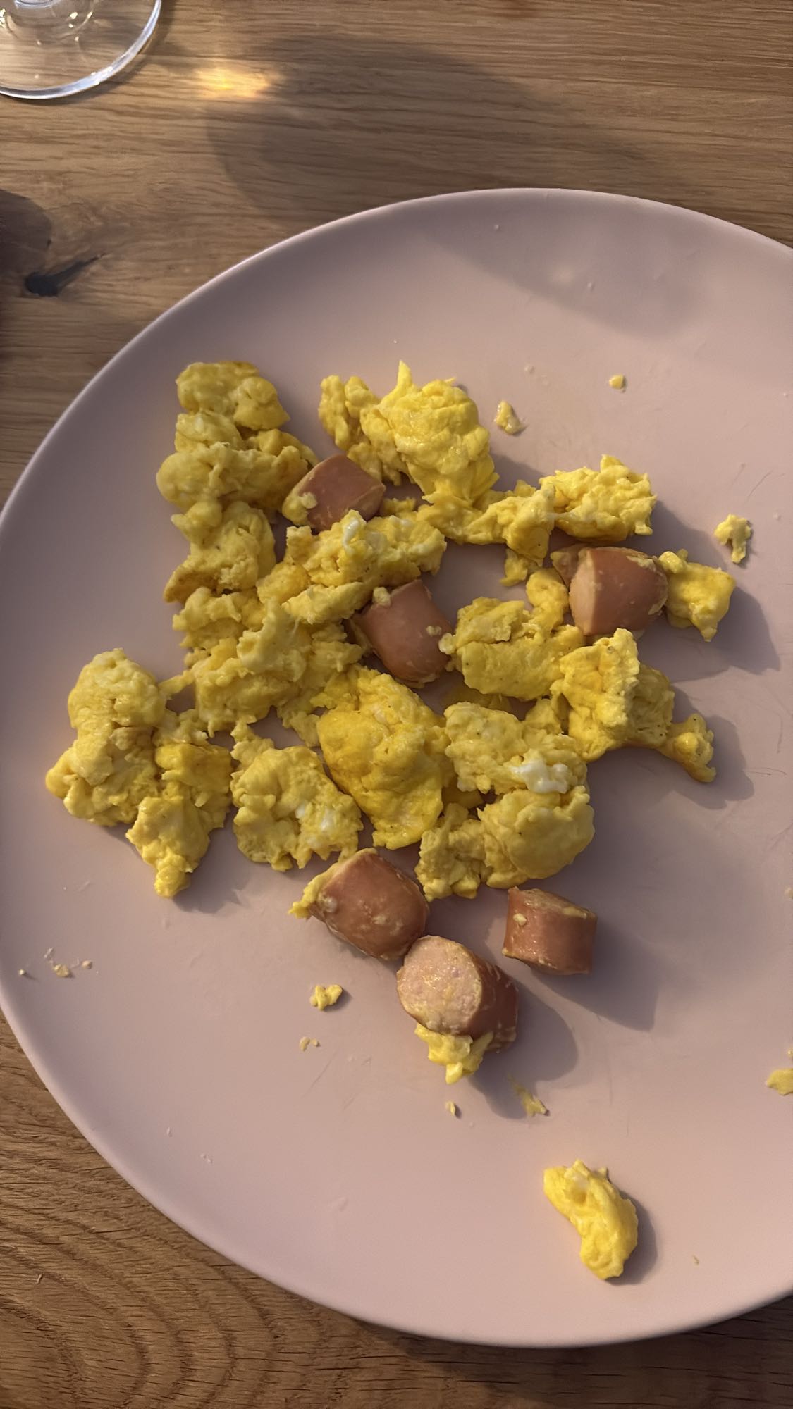 œufs brouillés et saucisse