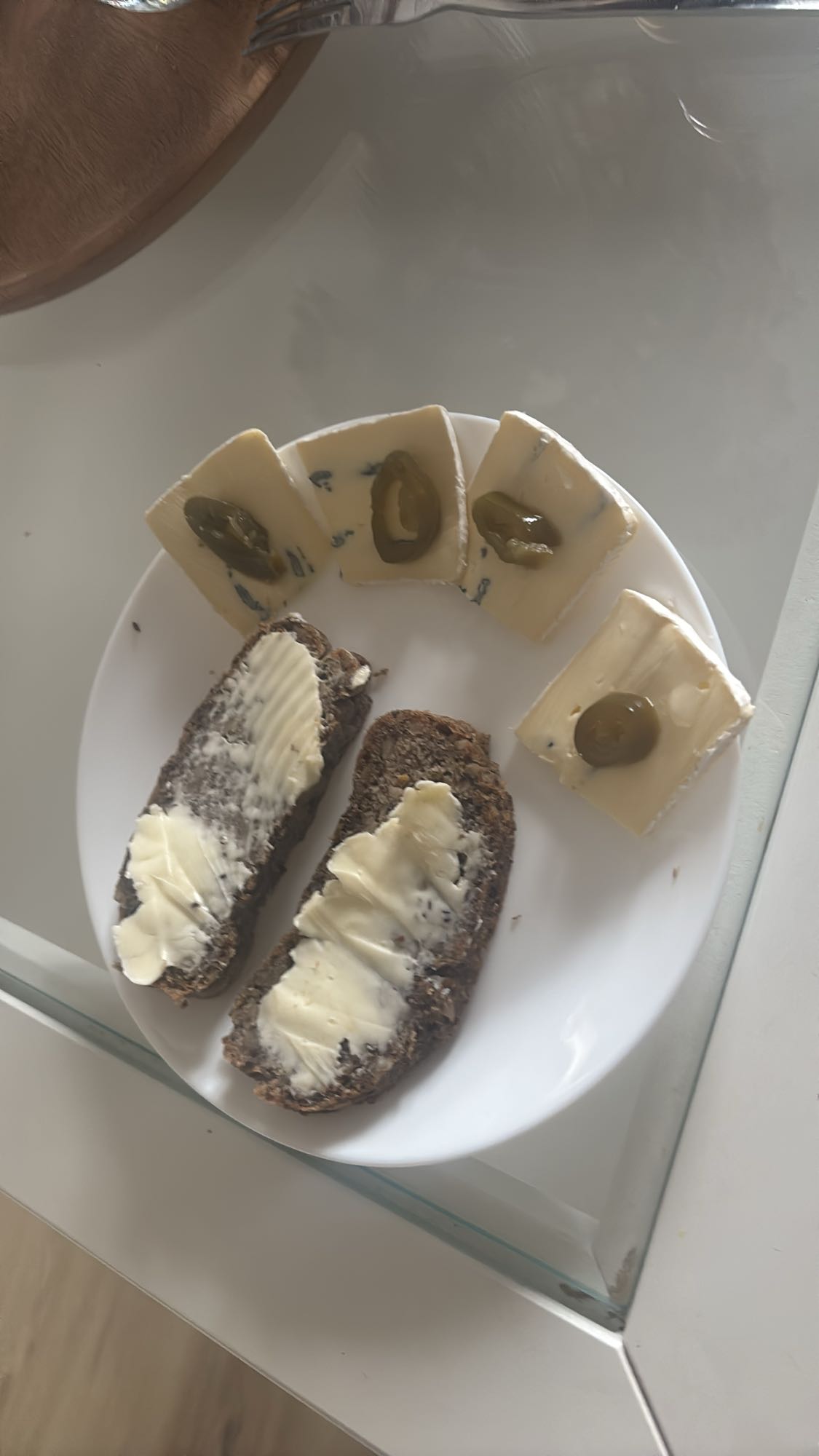 Chleb z masłem i serem pleśniowym