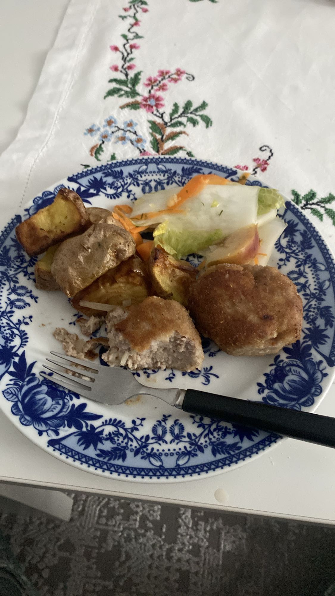 Kotlety pożarskie z ziemniakami i surówką