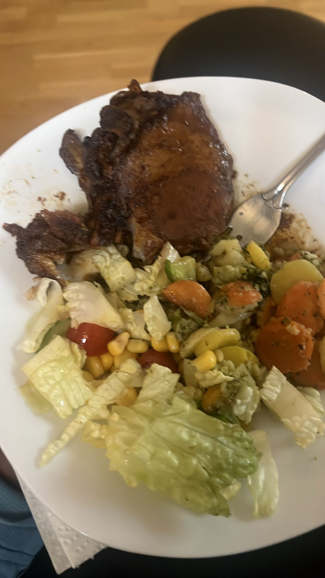 Grillad kött med sallad