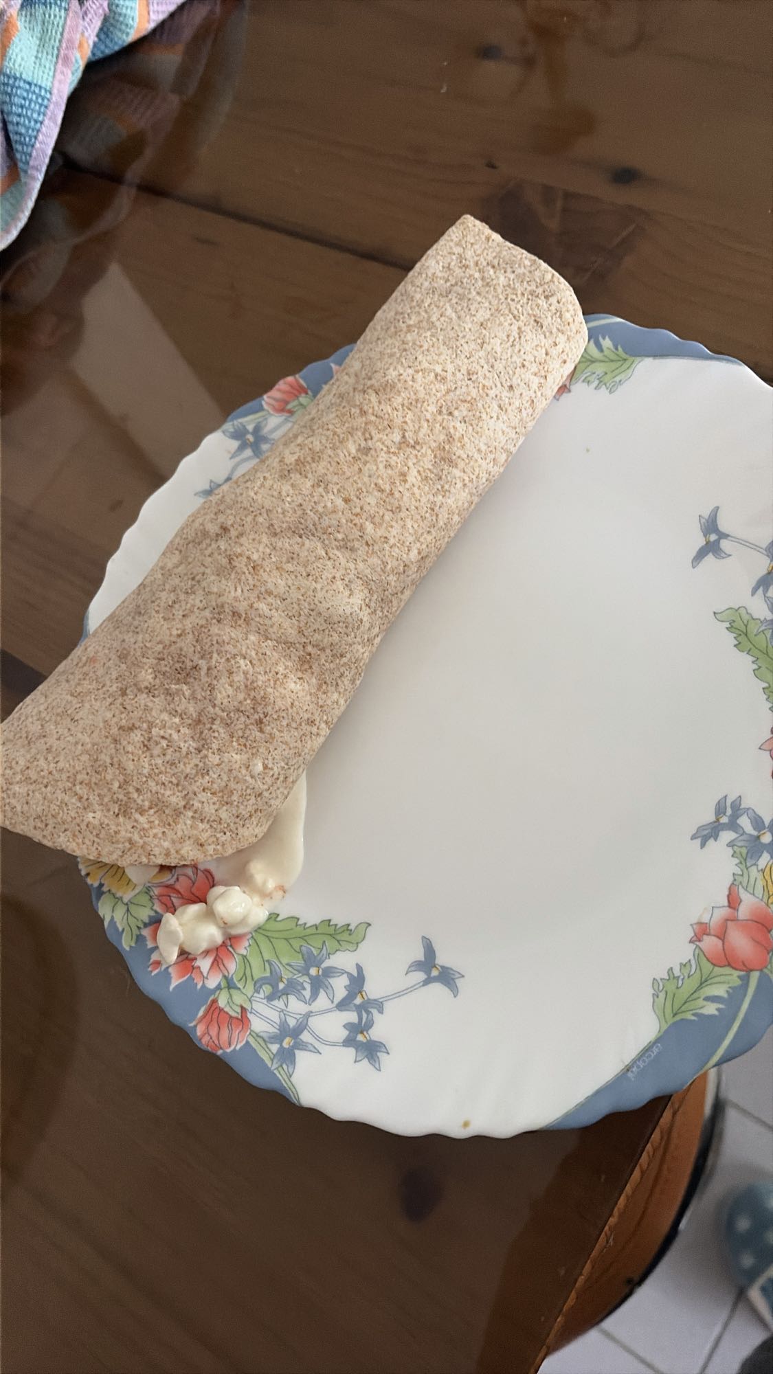 Wrap integral cu brânză cottage, piept de curcan și roșie