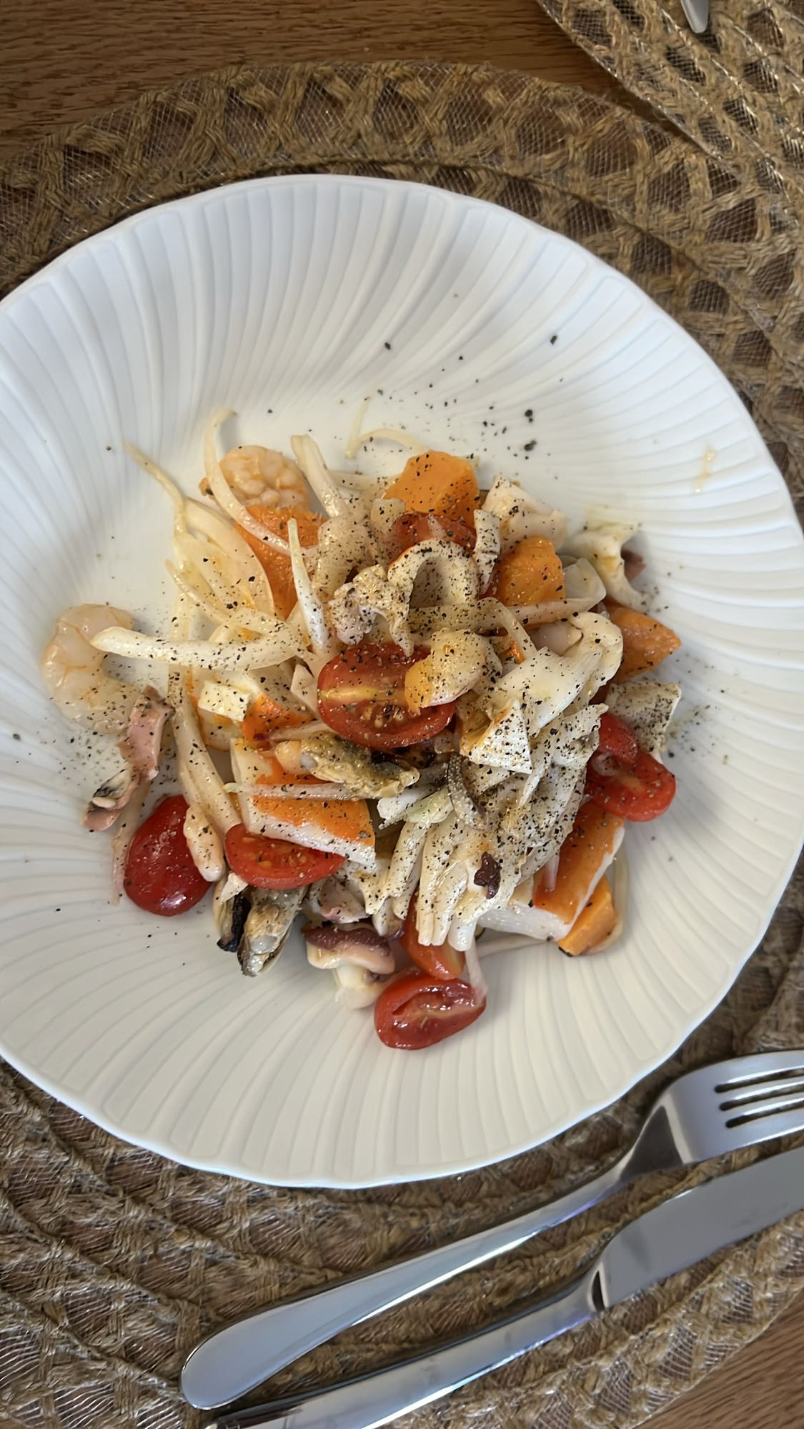 Deniz ürünlü sebze salatası