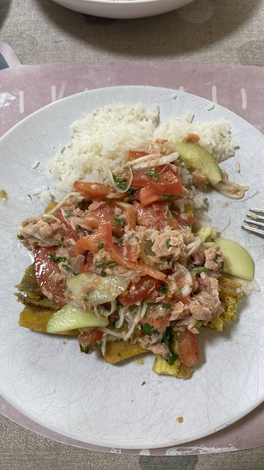 Ensalada de atún con arroz y plátano hervido