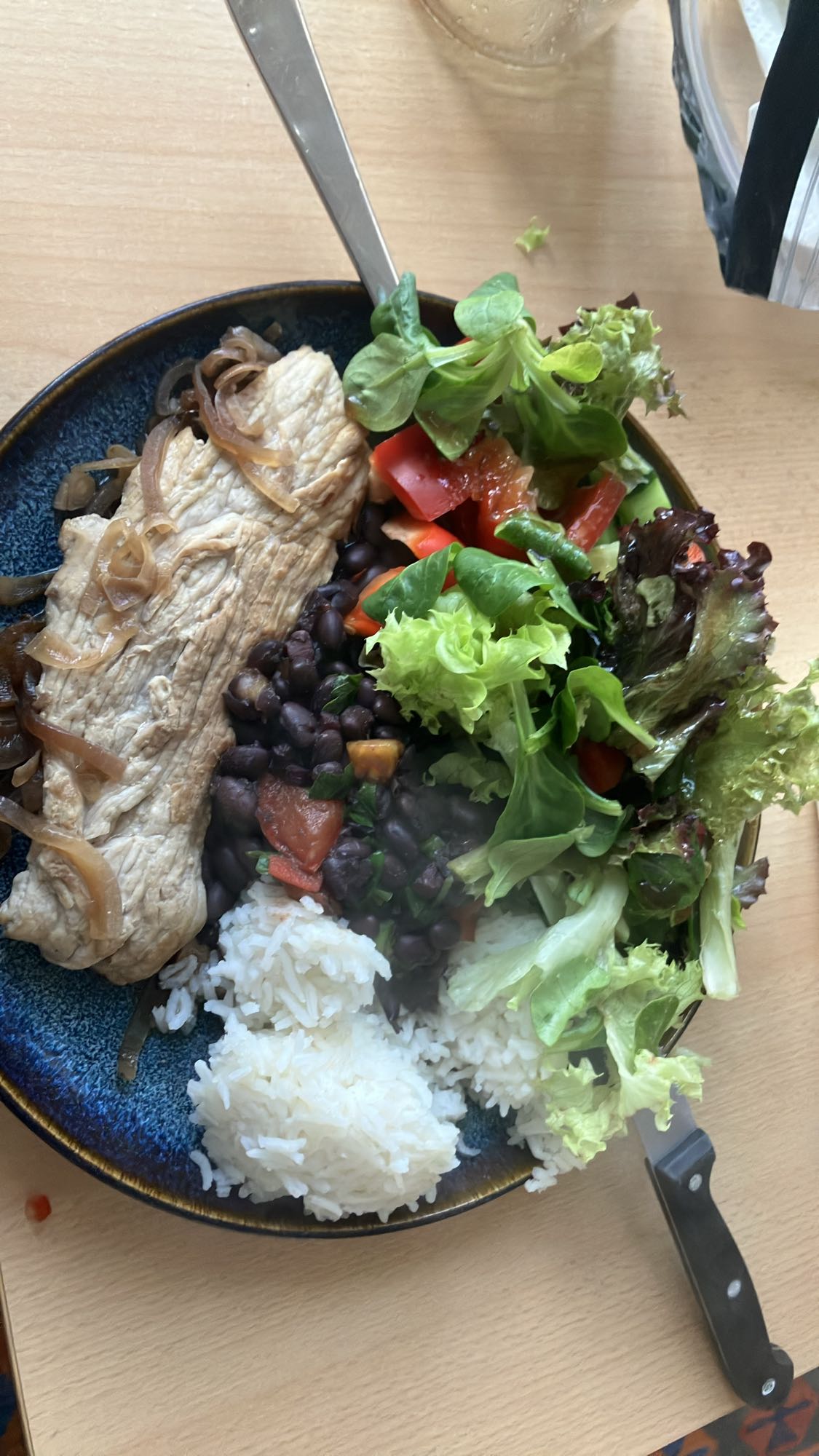 Frango com arroz e salada