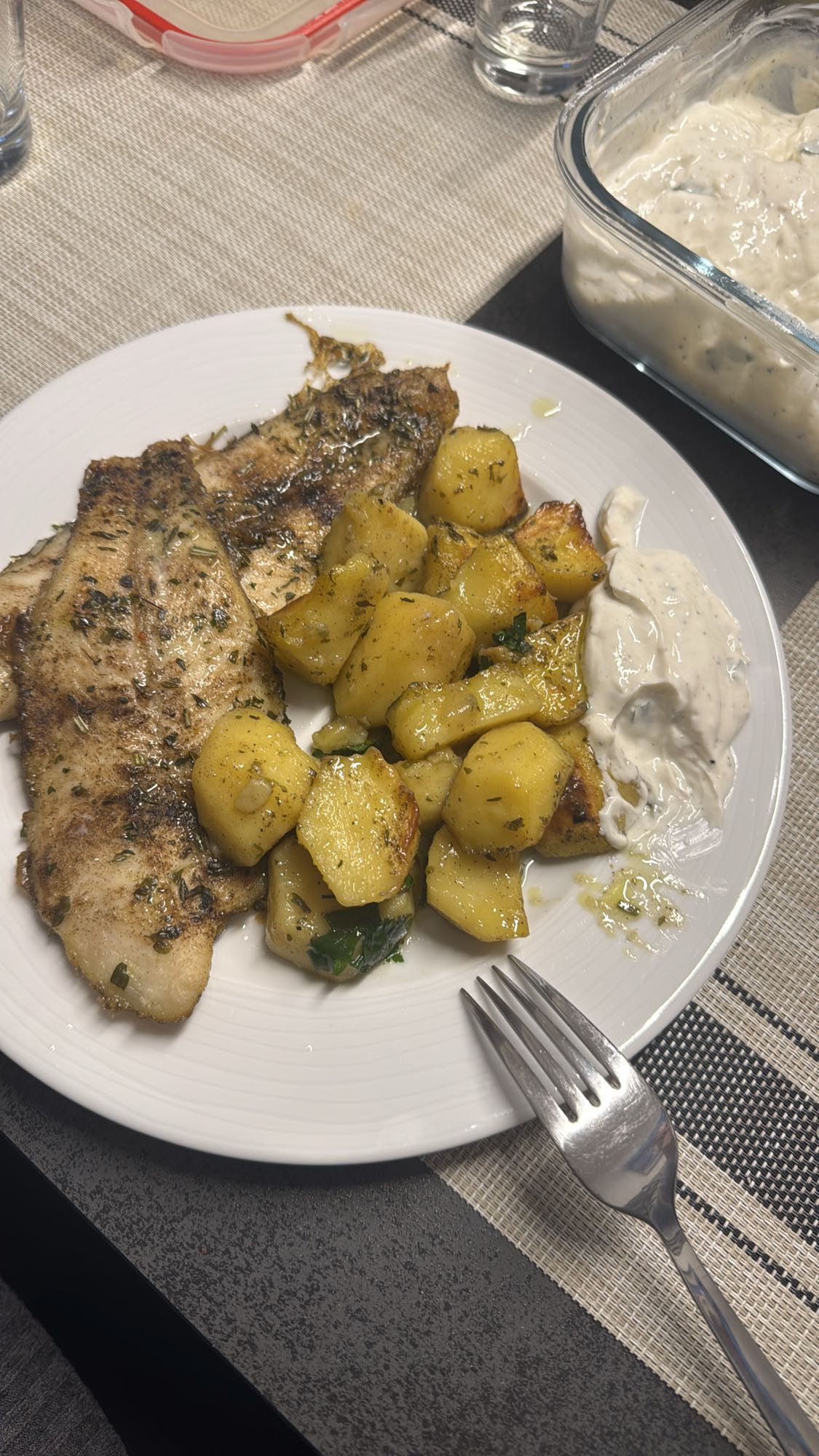 Gegrillter Fisch mit Kartoffeln