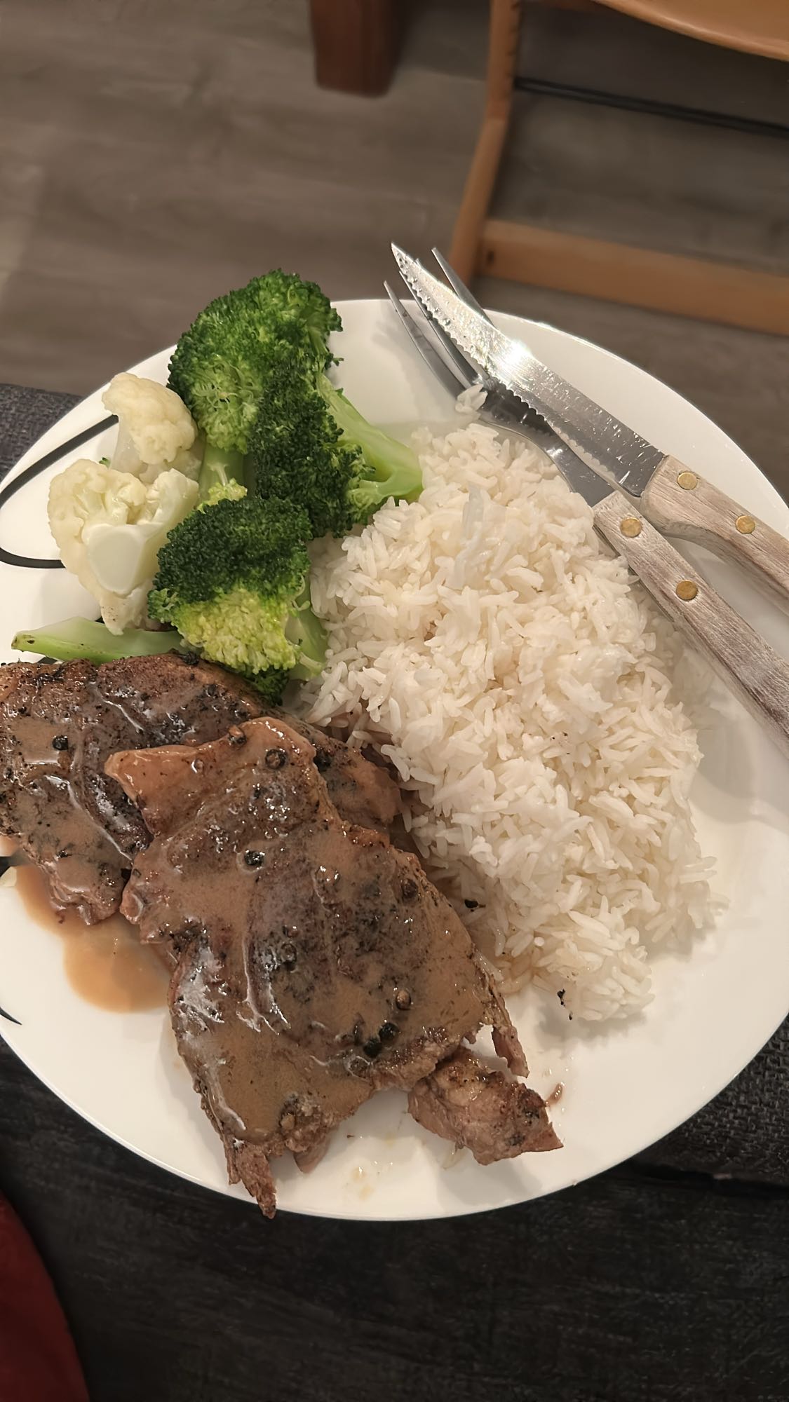 Biff med ris og grønnsaker