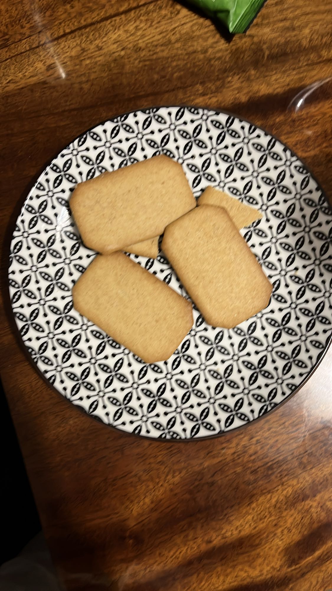 бисквити на чиния