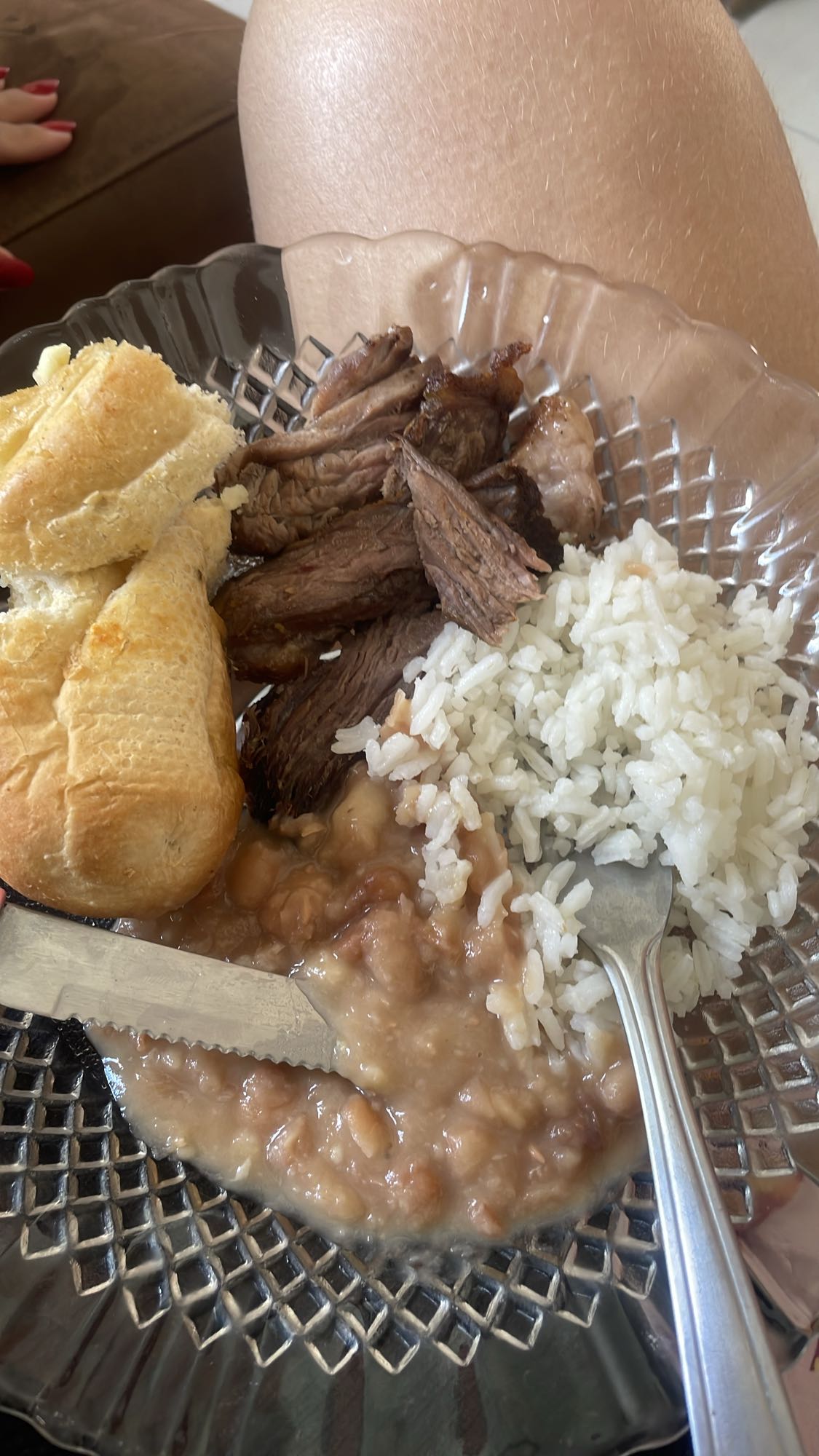 Arroz, feijão, carne e pão