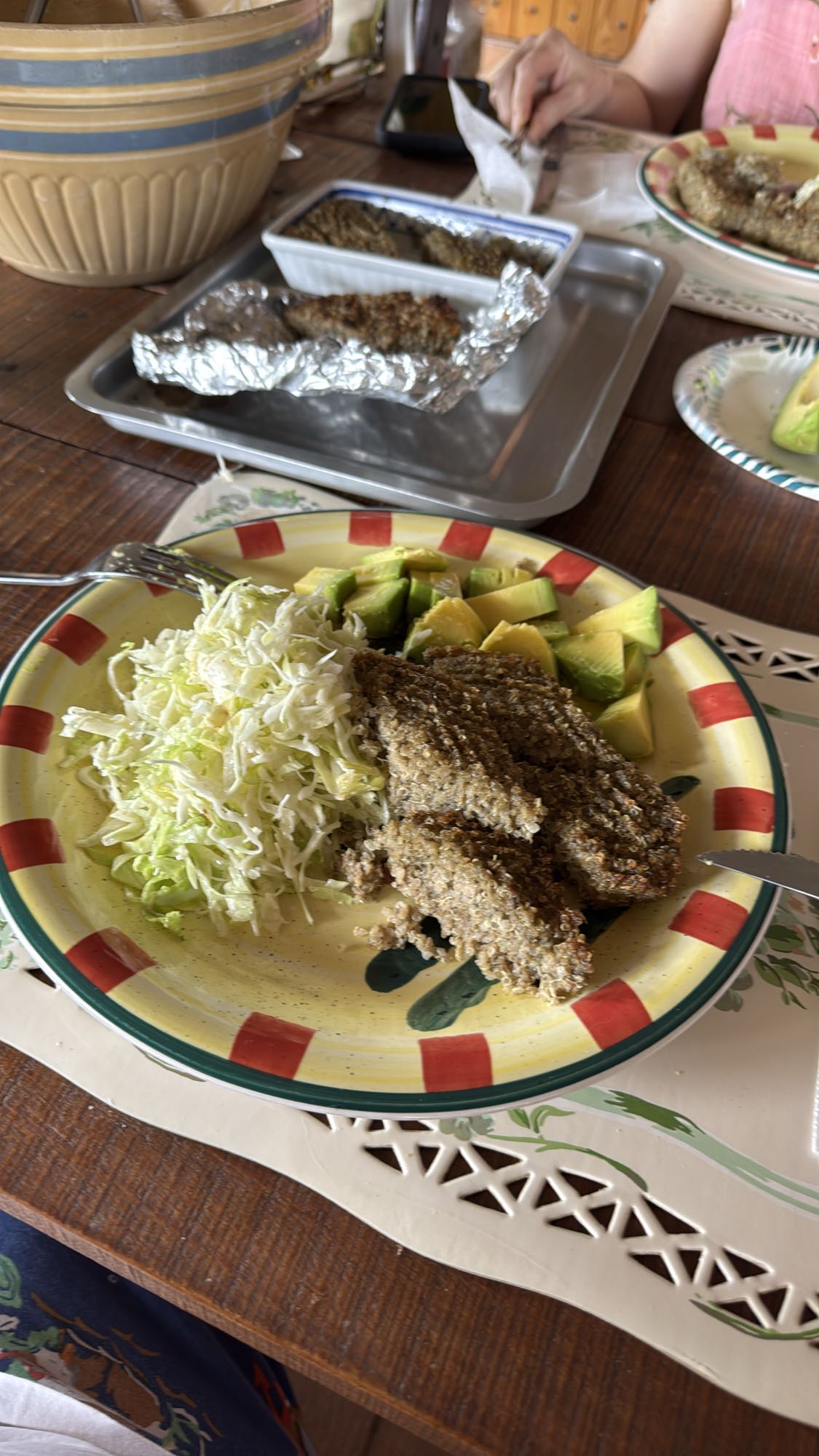 Filete con ensalada y aguacate