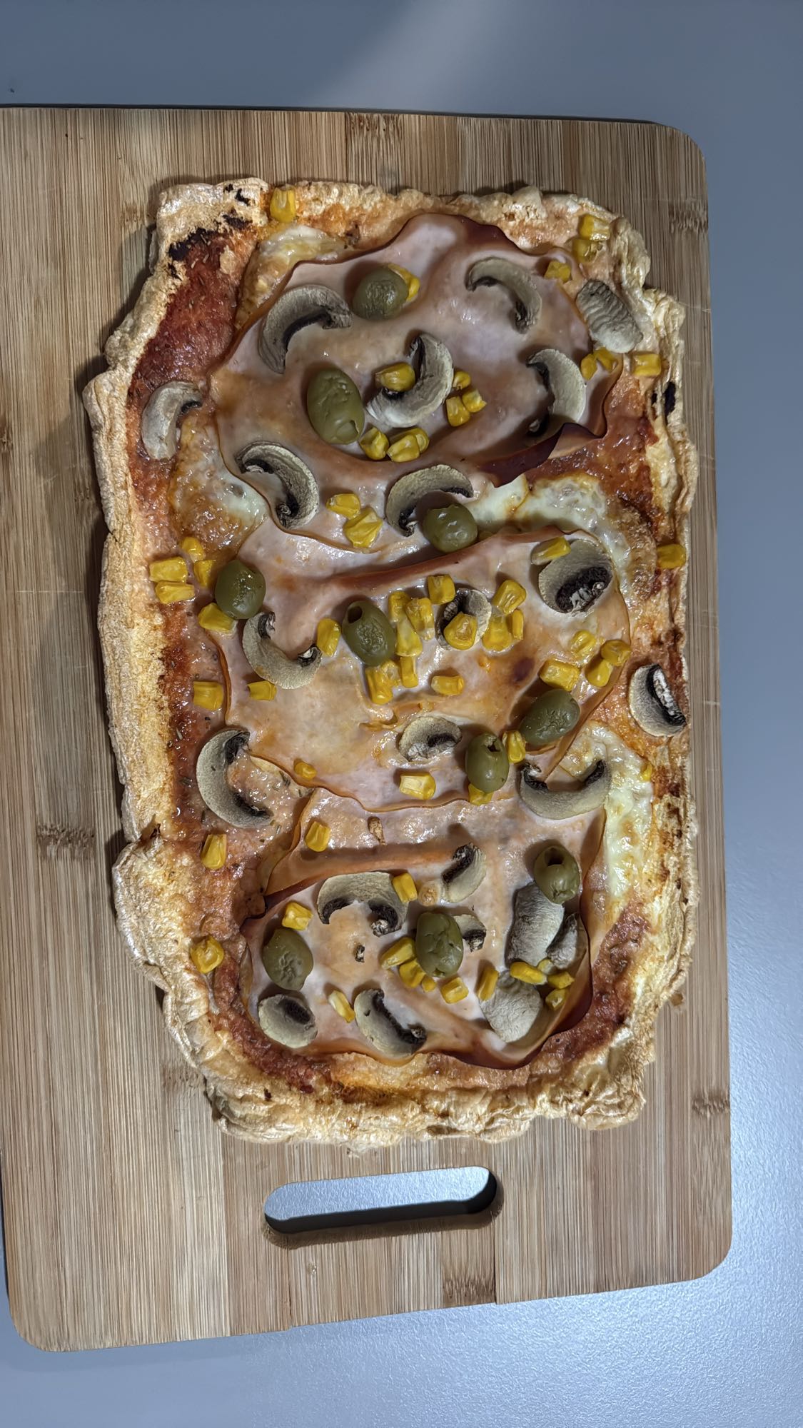Pizza cu șuncă și legume