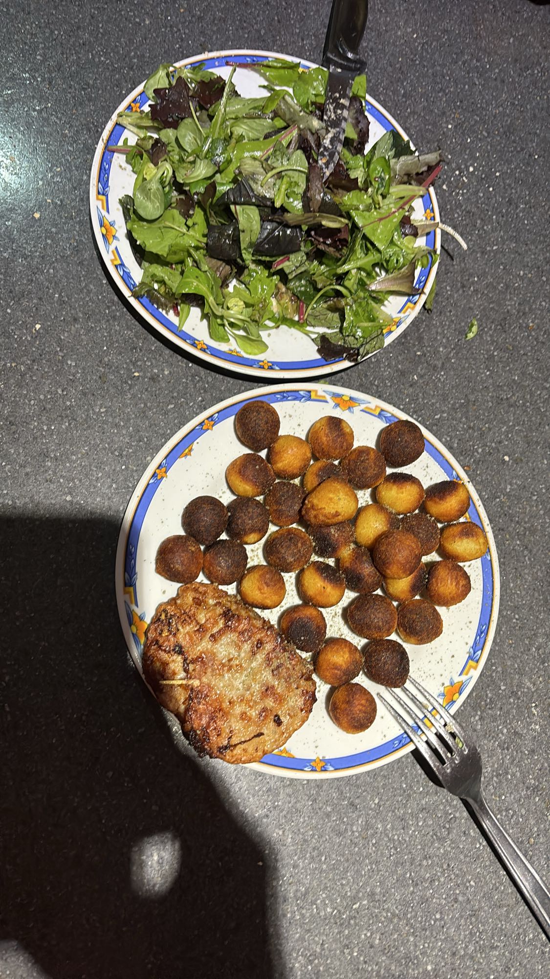 Pommes, viande et salade