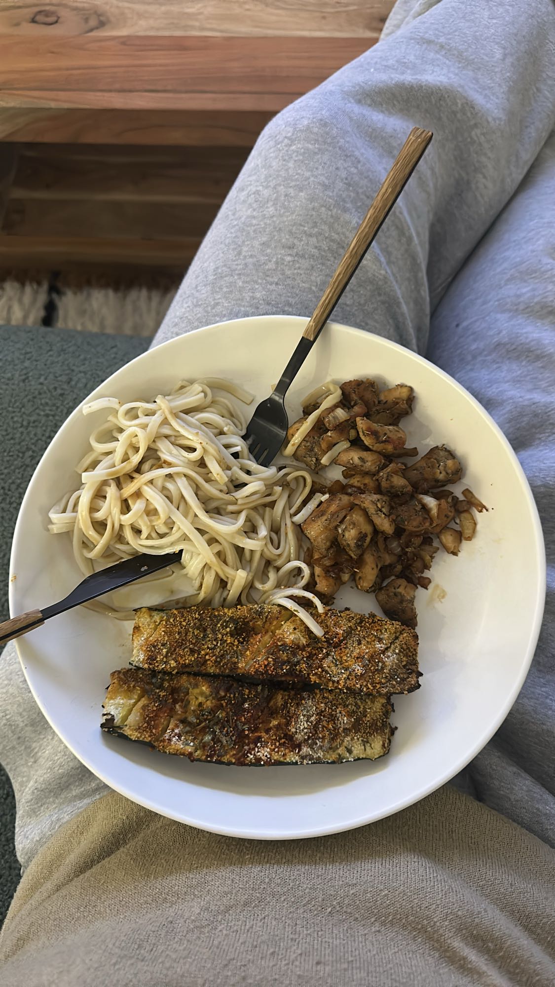 Poulet, nouilles et courgettes