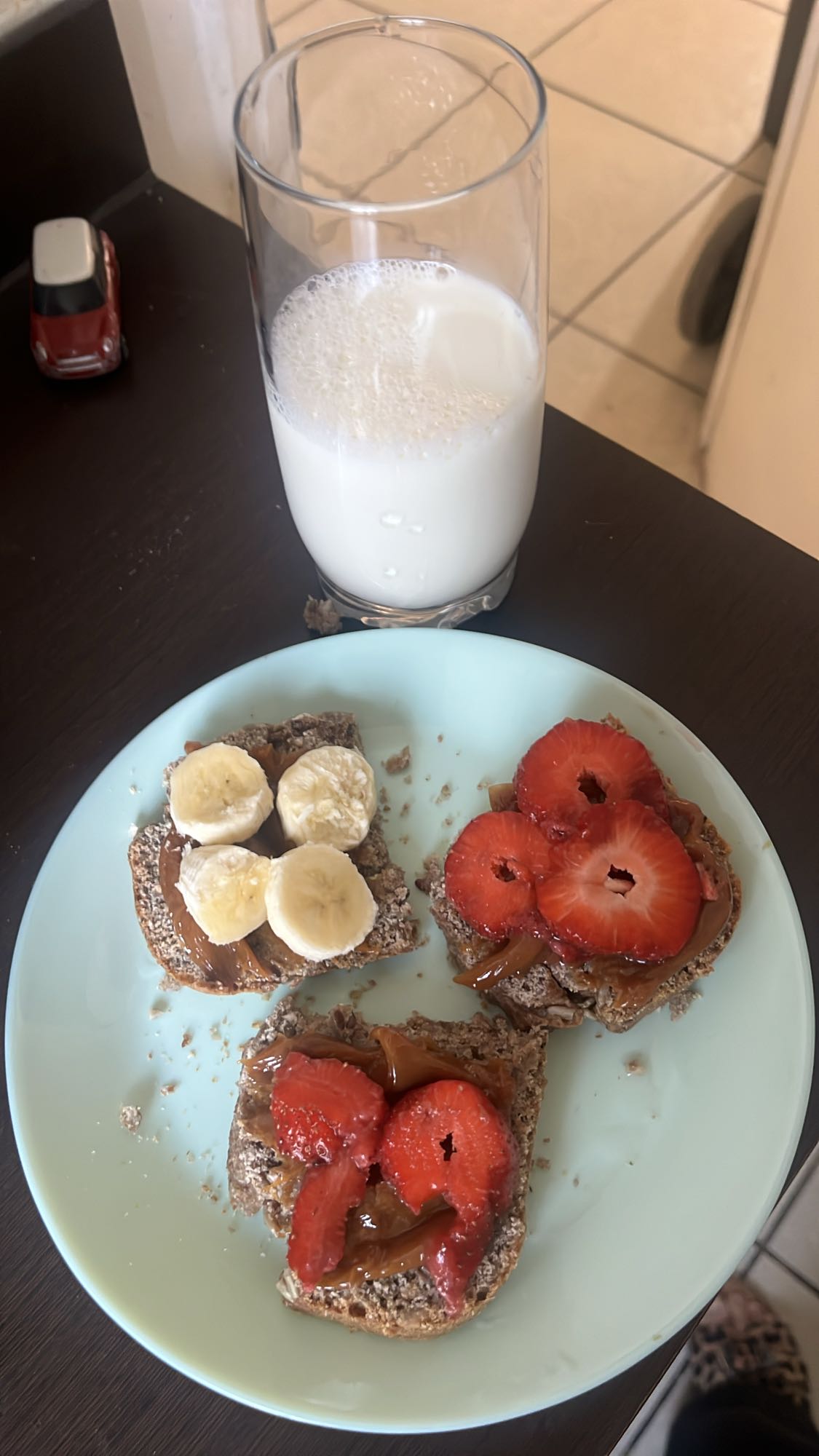 Tostadas con frutas y leche